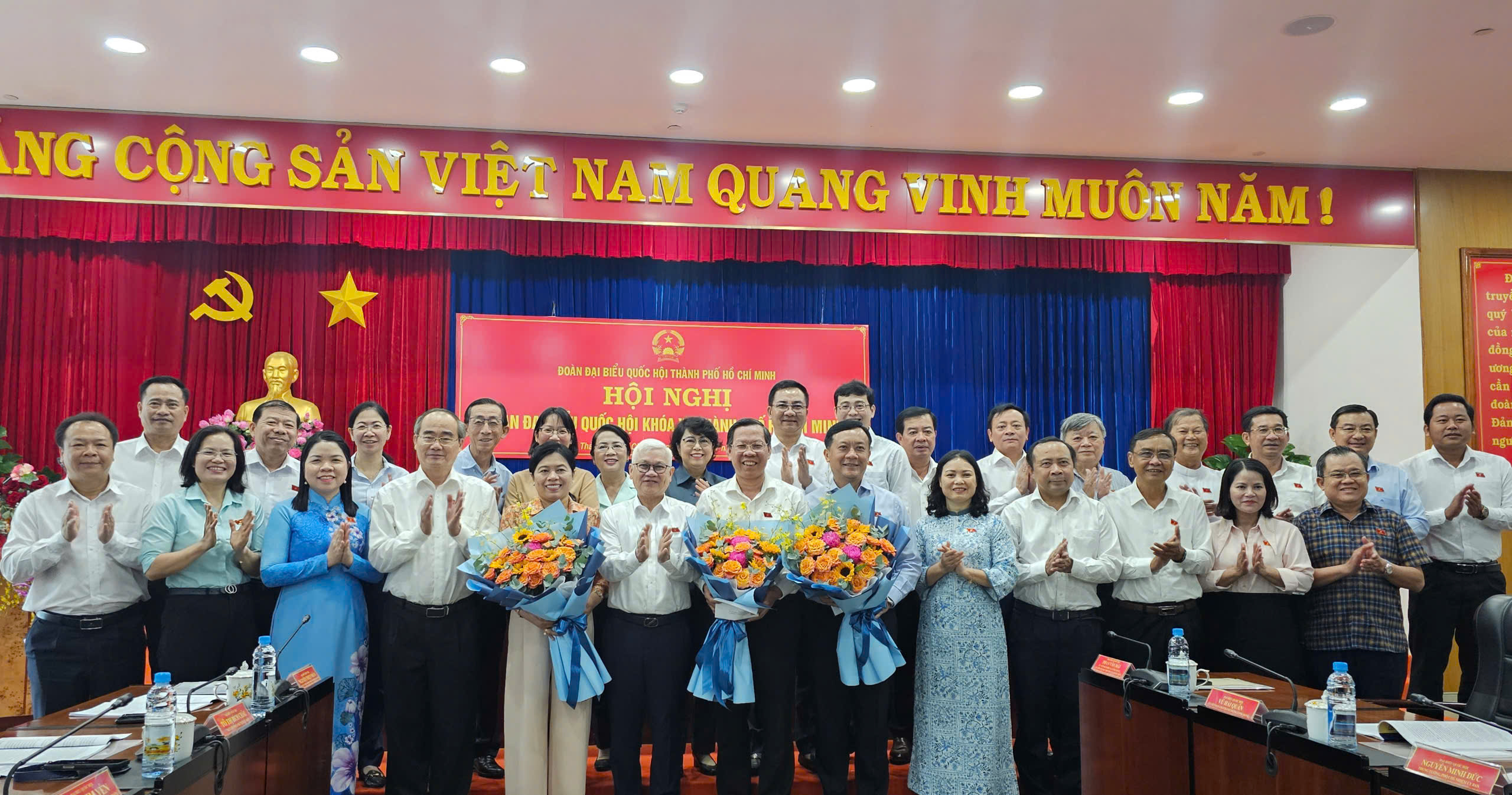 Đo&agrave;n Đại biểu Quốc hội TP HCM tri &acirc;n l&atilde;nh đạo nghỉ hưu, chuyển c&ocirc;ng t&aacute;c - Ảnh 1.