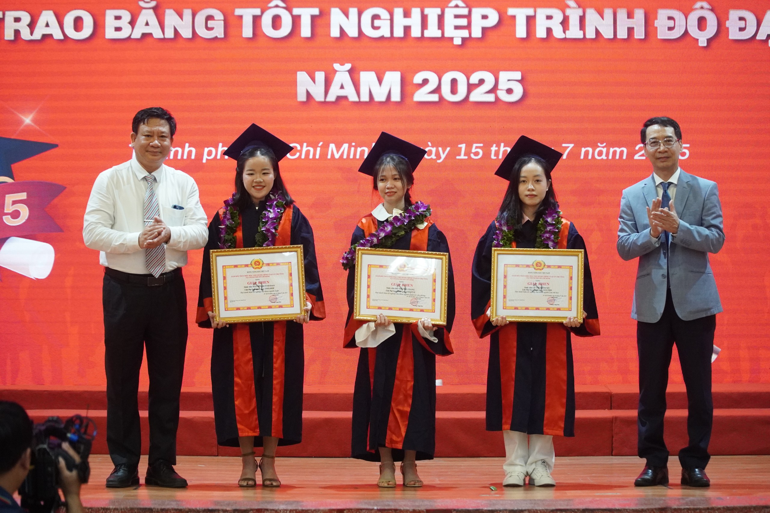 Tốt nghiệp trong bối cảnh mới, sinh vi&ecirc;n h&agrave;nh ch&iacute;nh c&ocirc;ng kh&ocirc;ng nao n&uacute;ng  - Ảnh 1.