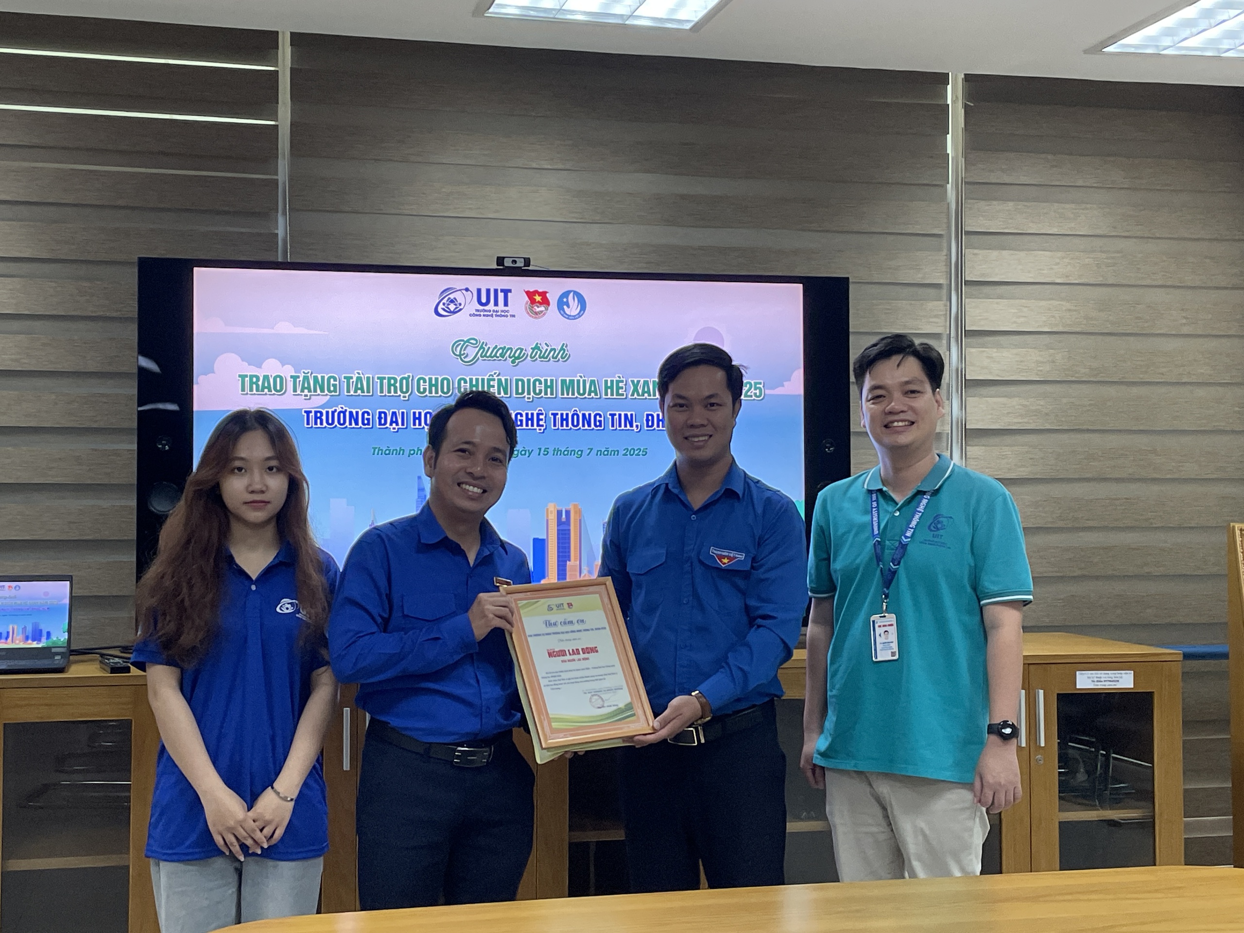Trao nguồn lực hỗ trợ chiến dịch Mùa hè xanh của Trường ĐH Công nghệ Thông tin - Ảnh 2.