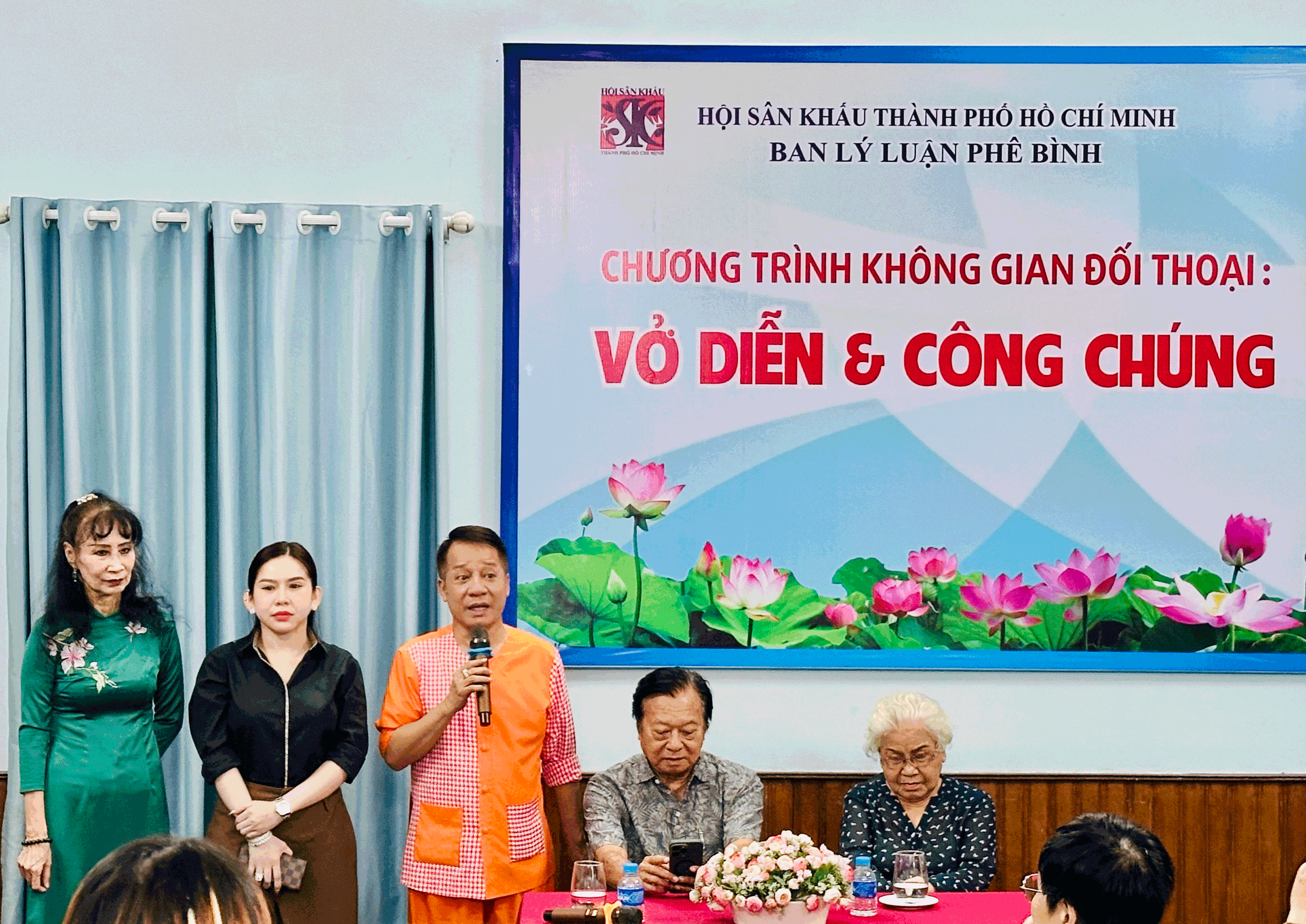 Nh&igrave;n lại s&acirc;n khấu ch&iacute;nh luận trong đời sống văn h&oacute;a - Ảnh 2.