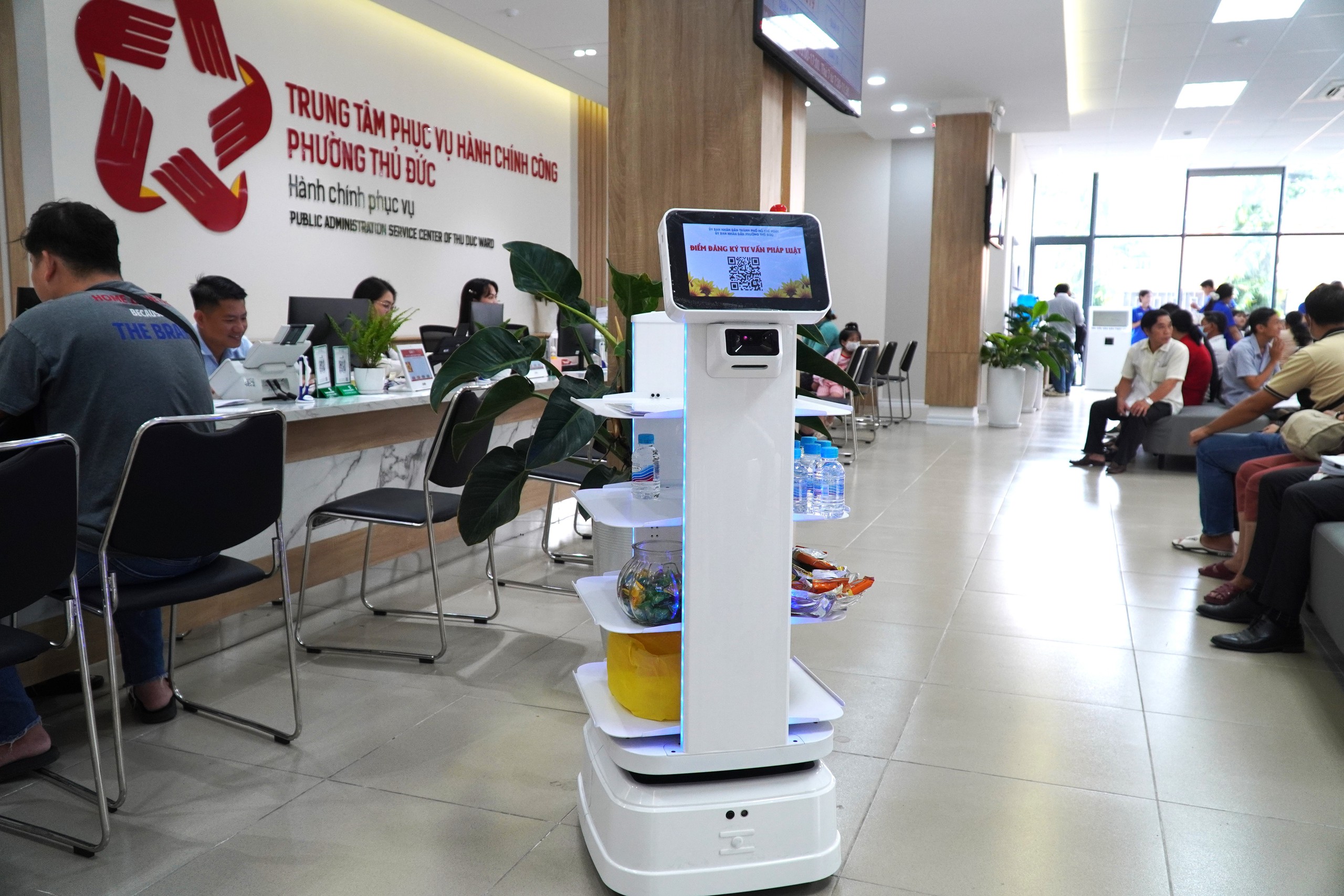 VIDEO: Robot hướng dẫn làm thủ tục hành chính công tại TP HCM - Ảnh 3.