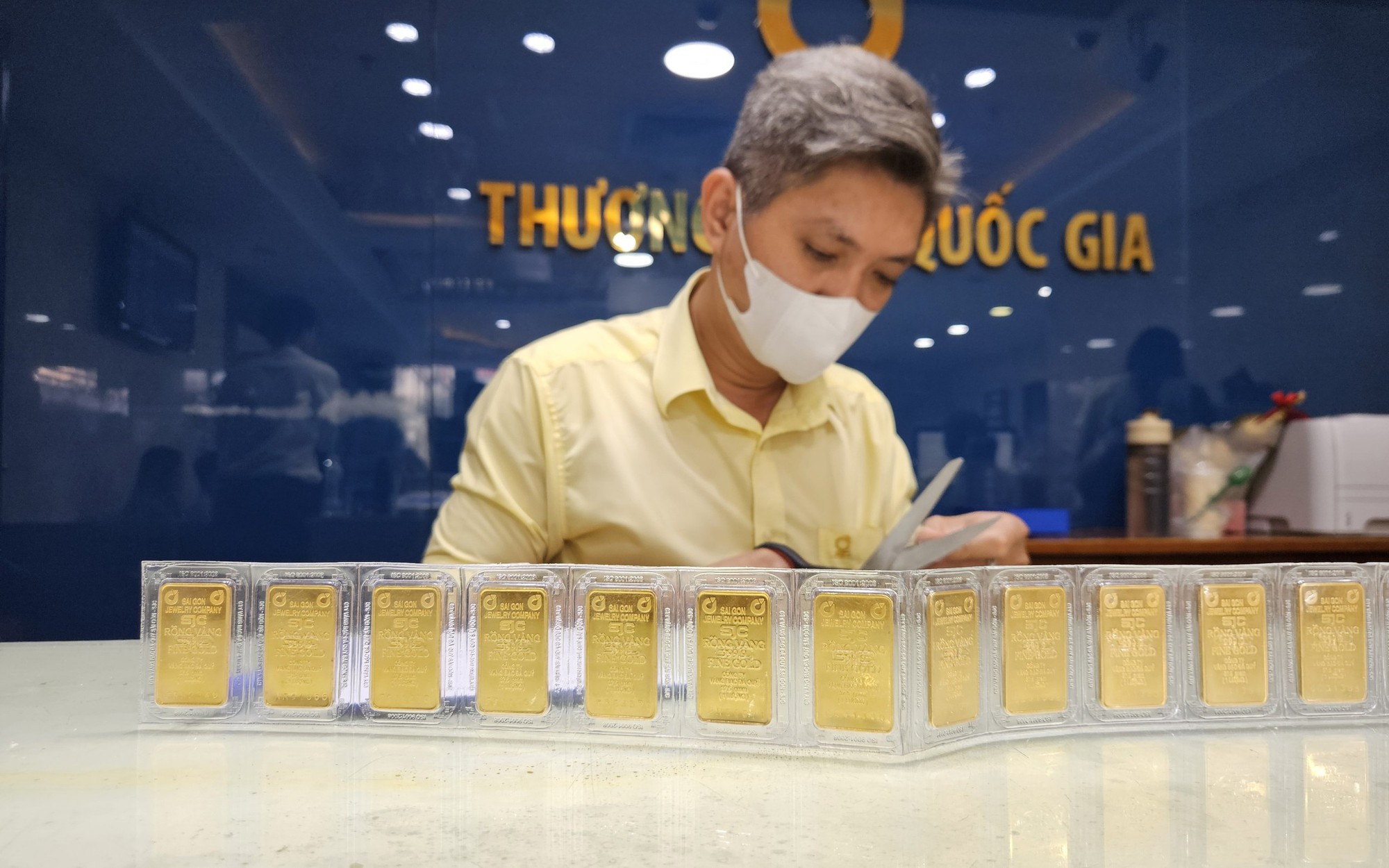 Giá vàng miếng SJC và vàng nhẫn bất ngờ giảm sâu