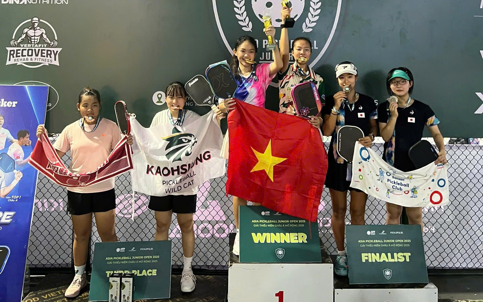 Quang Dương ra mắt gi&agrave;y, khẳng định hướng đi mạnh mẽ ở Việt Nam bất chấp &aacute;n phạt từ Mỹ- Ảnh 3.
