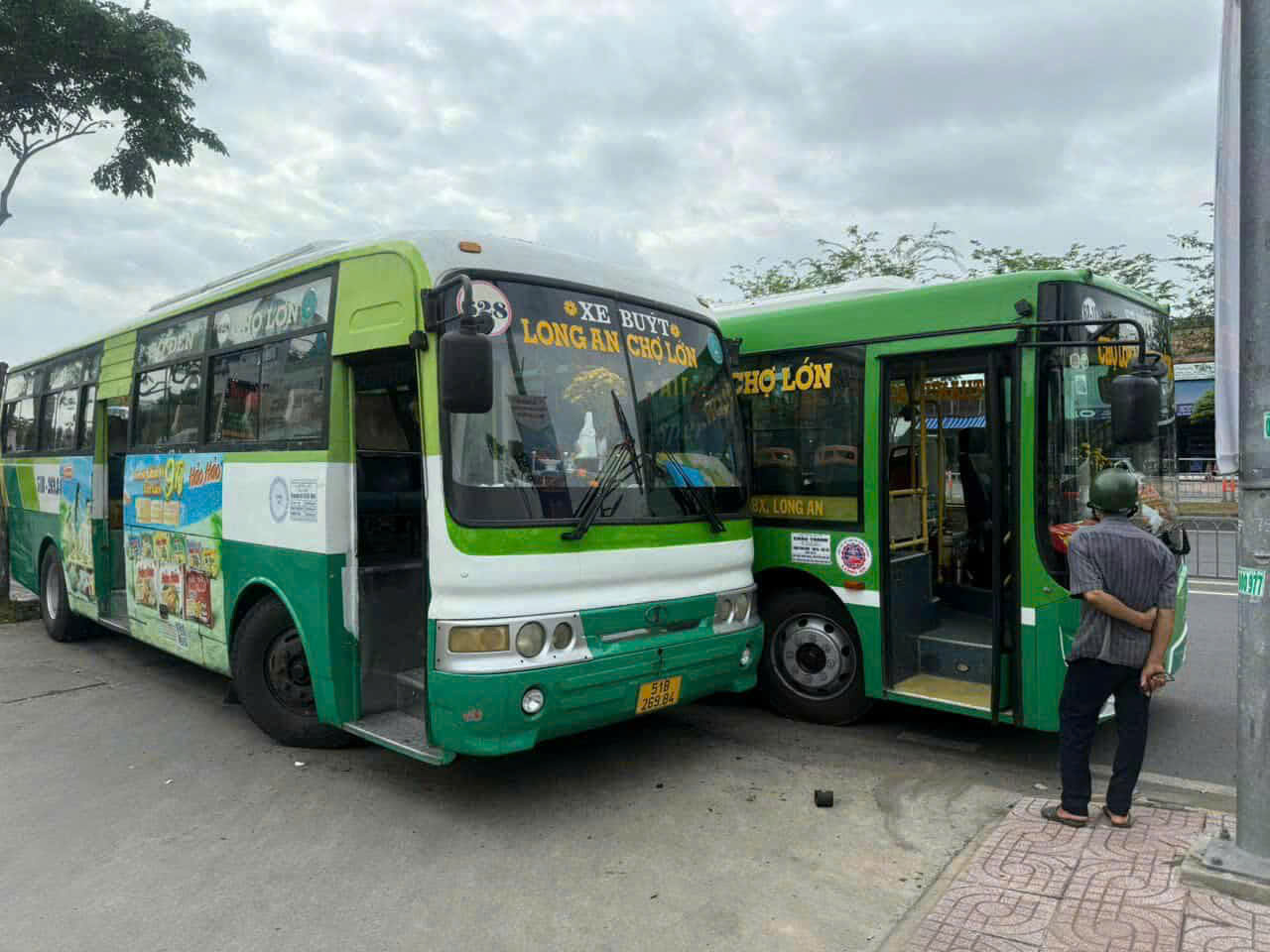 Vụ 2 xe buýt rượt đuổi, ép nhau văng lên vỉa hè: Tạm đình chỉ 2 tài xế - Ảnh 1.