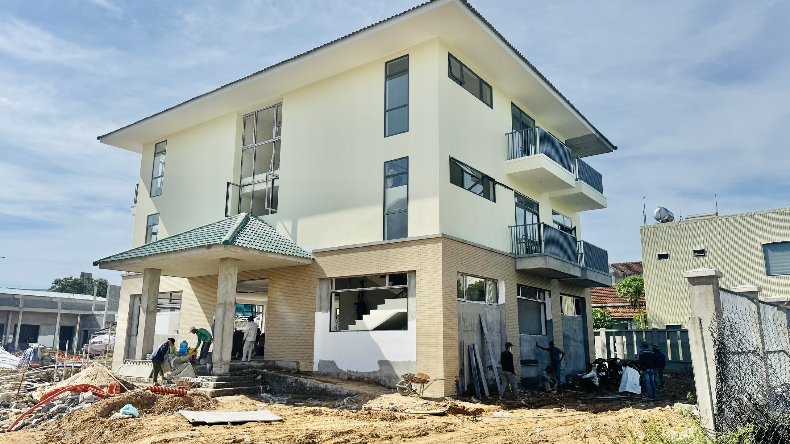 Quảng Ng&atilde;i ban h&agrave;nh ch&iacute;nh s&aacute;ch hỗ trợ cho c&aacute;n bộ sau s&aacute;p nhập - Ảnh 2.