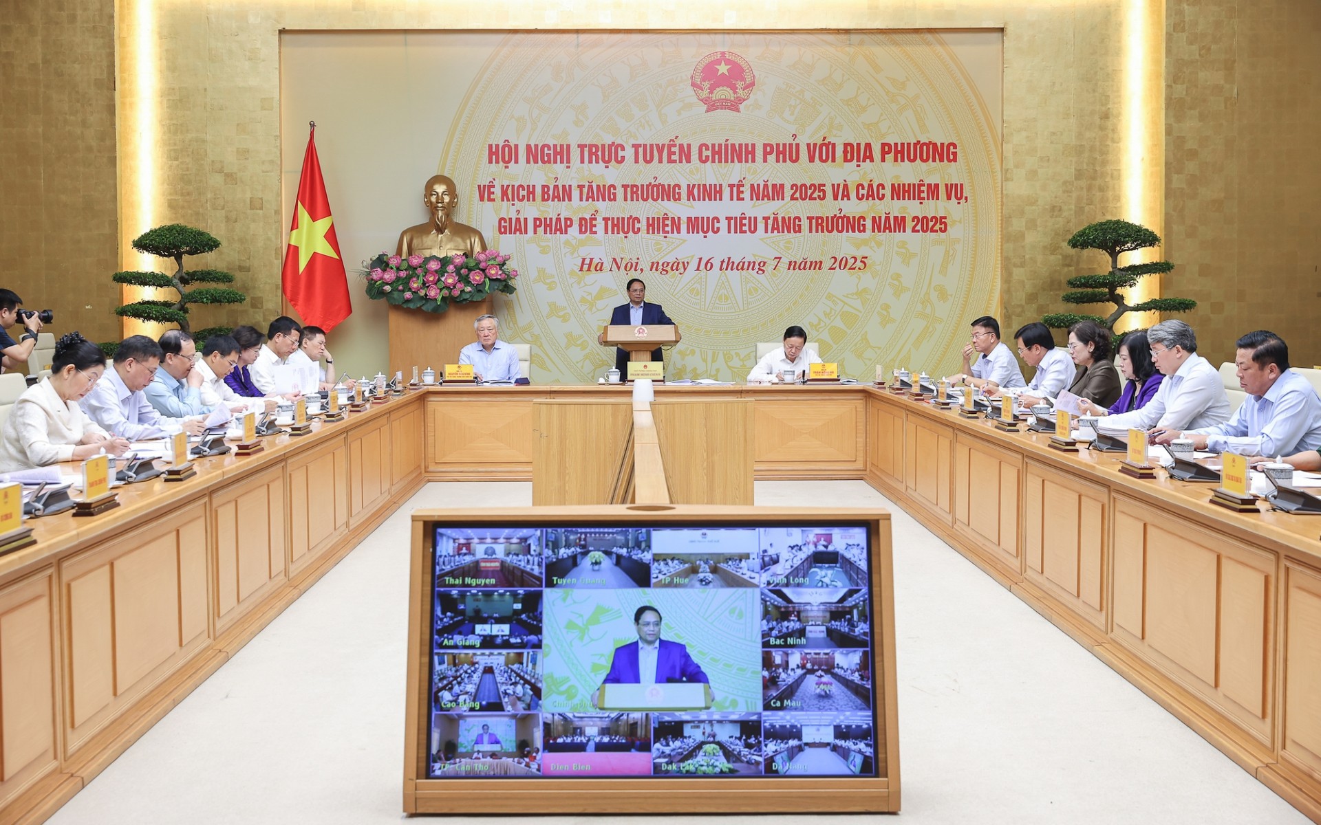 Mục tiêu tăng trưởng năm 2025 từ 8,3% đến 8,5%