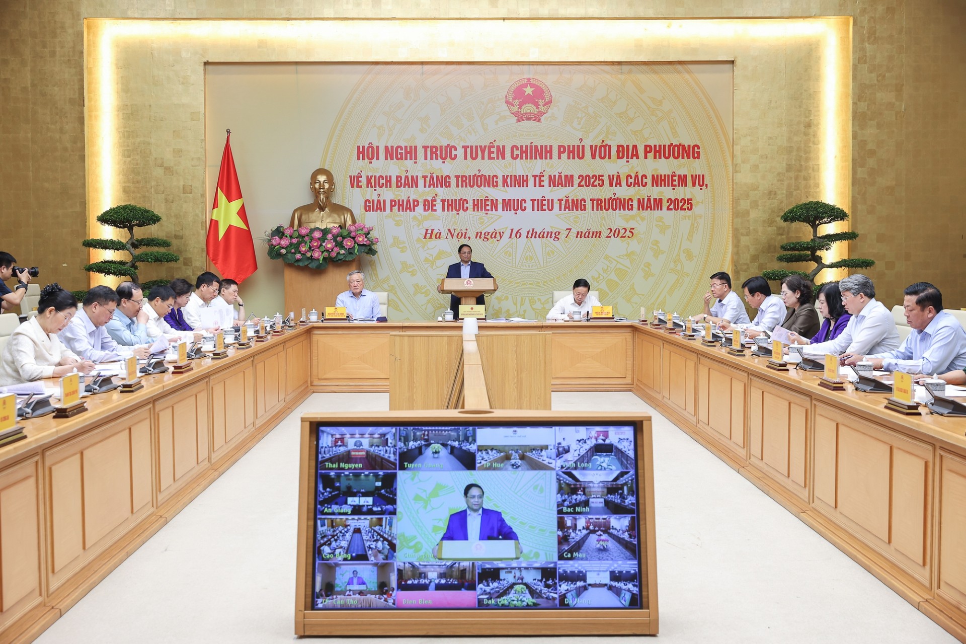 Tăng trưởng kinh tế năm 2025 từ 8 , 3 % đến 8 , 5 % theo kịch bản của Thủ tướng Chính phủ - Ảnh 1.