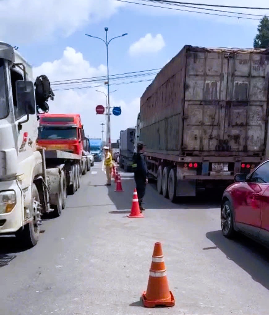 Xe &ugrave;n ứ tr&ecirc;n cao tốc TP HCM - Long Th&agrave;nh - Dầu Gi&acirc;y: 3 Lộ tr&igrave;nh di chuyển an to&agrave;n - Ảnh 1.