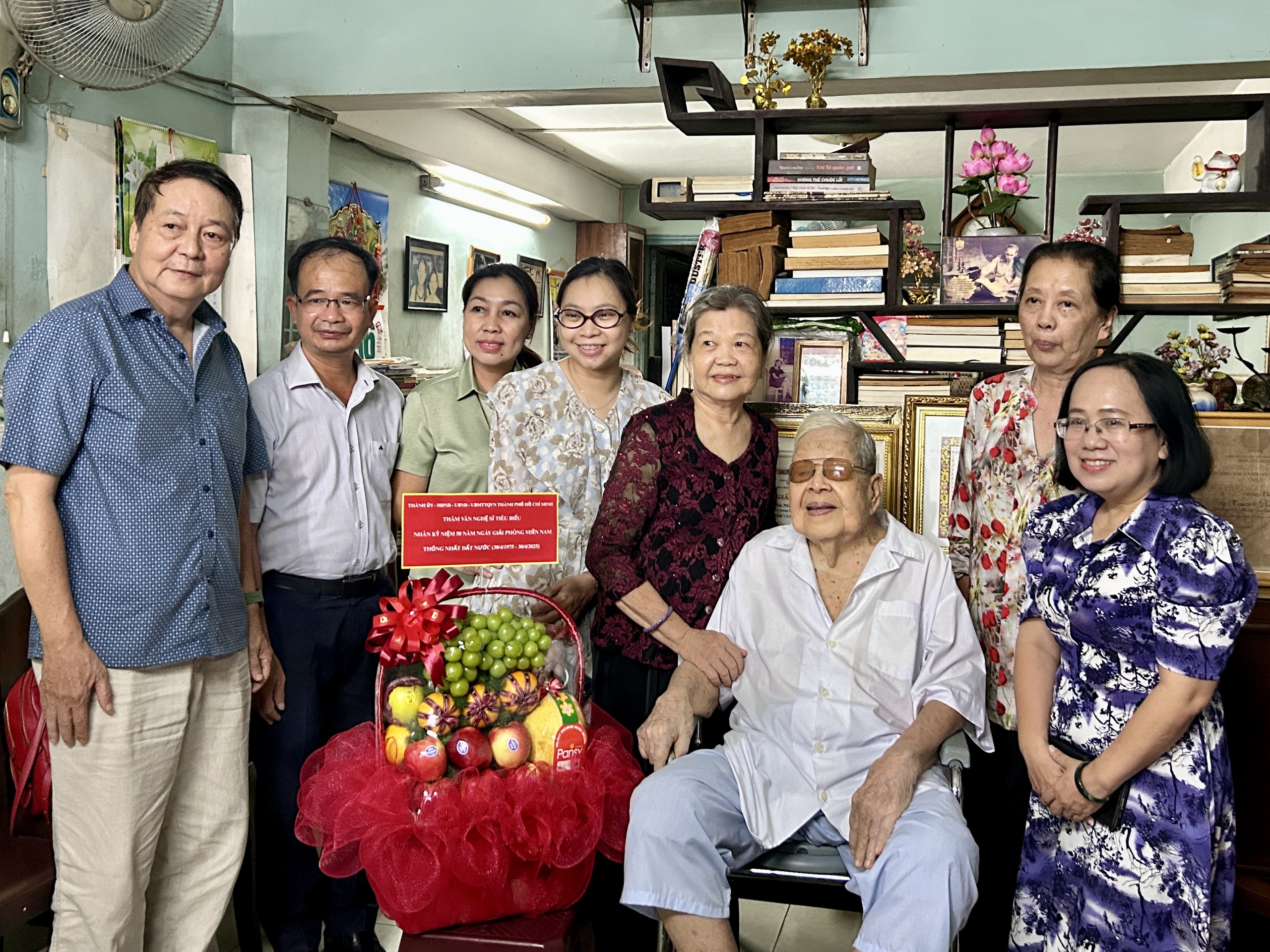 L&atilde;nh đạo TP HCM thăm v&agrave; tri &acirc;n văn nghệ sĩ- Ảnh 1.