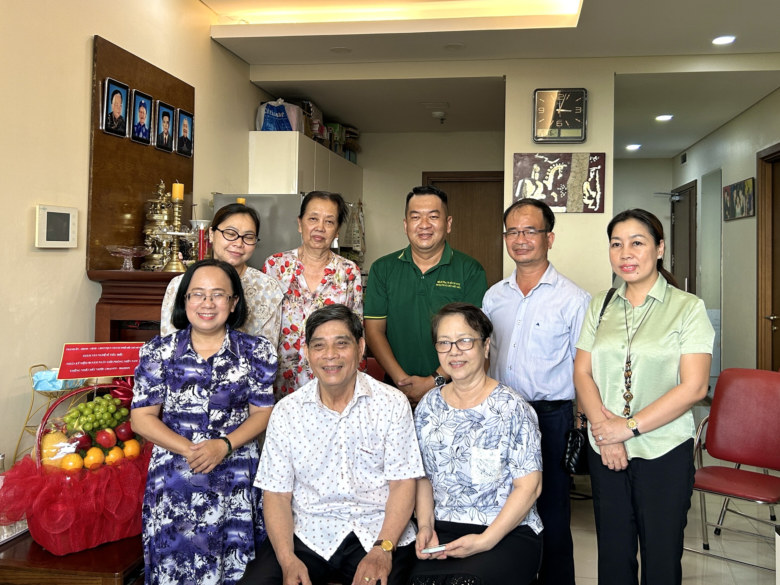 L&atilde;nh đạo TP HCM thăm v&agrave; tri &acirc;n văn nghệ sĩ- Ảnh 4.