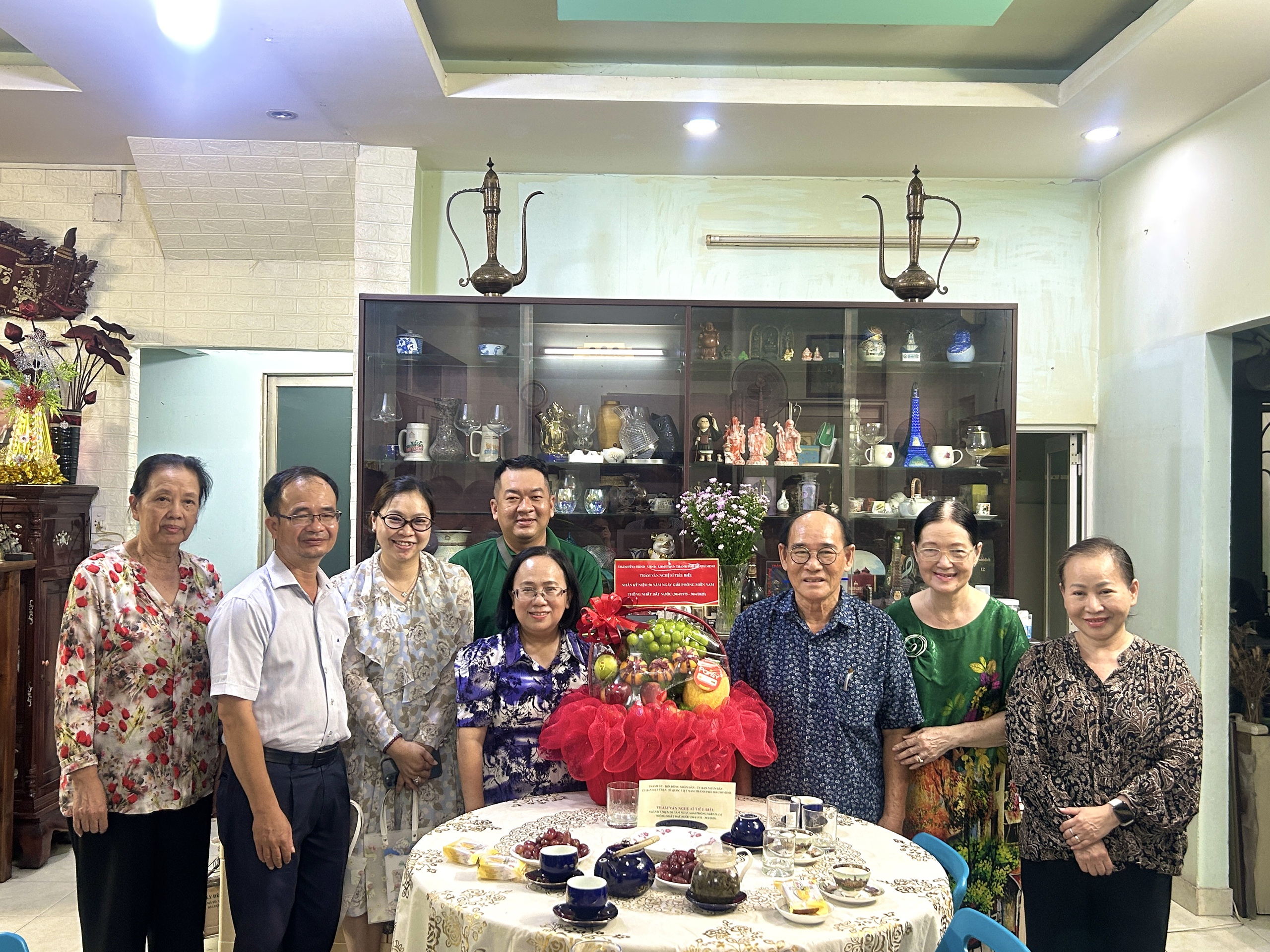 L&atilde;nh đạo TP HCM thăm v&agrave; tri &acirc;n văn nghệ sĩ- Ảnh 5.