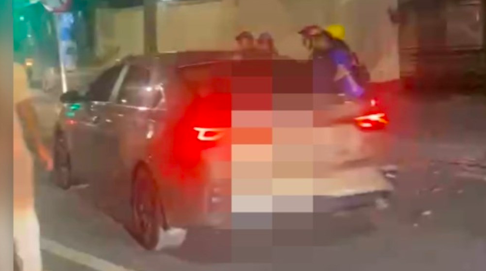 X&aacute;c minh clip &ocirc; t&ocirc; va chạm với nhiều phương tiện rồi r&uacute; ga bỏ chạy- Ảnh 1.
