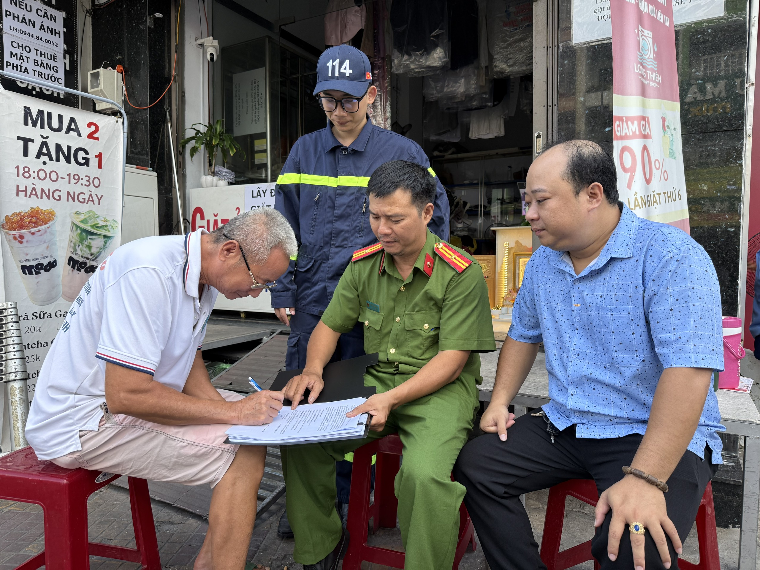 Một phường ở TP HCM mở chiến dịch 30 ng&agrave;y đ&ecirc;m "Đi từng ng&otilde;, g&otilde; từng nh&agrave; - mở lối tho&aacute;t, gỡ hiểm họa" - Ảnh 4.