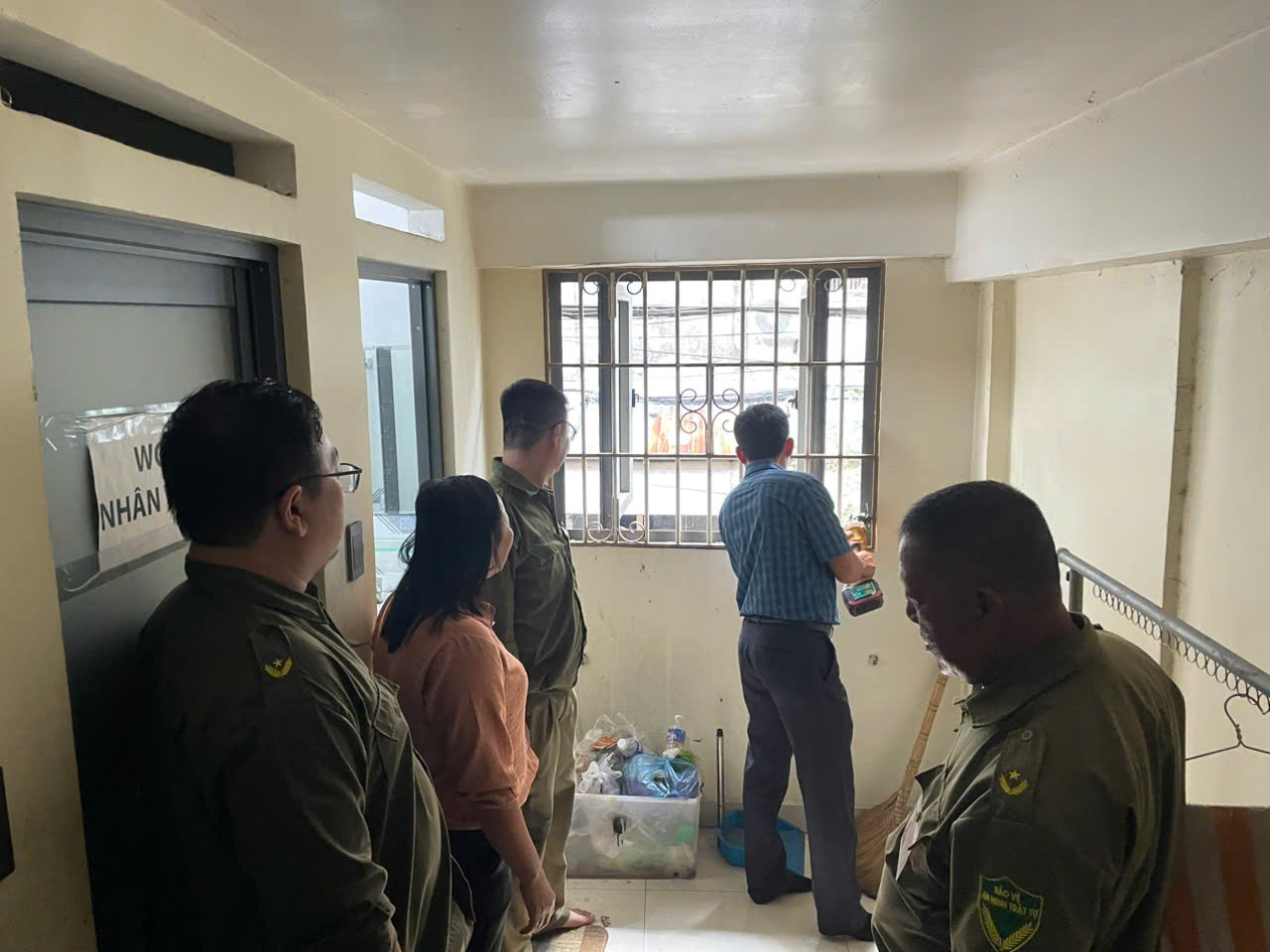 Một phường ở TP HCM mở chiến dịch 30 ng&agrave;y đ&ecirc;m "Đi từng ng&otilde;, g&otilde; từng nh&agrave; - mở lối tho&aacute;t, gỡ hiểm họa" - Ảnh 2.