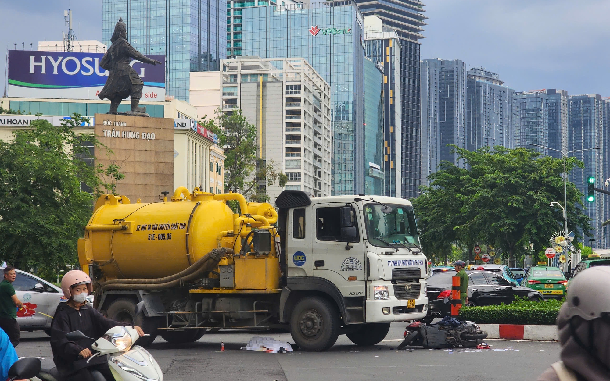 TP HCM: Tai nạn nghiêm trọng ngay vòng xoay Công trường Mê Linh, 1 phụ nữ tử vong