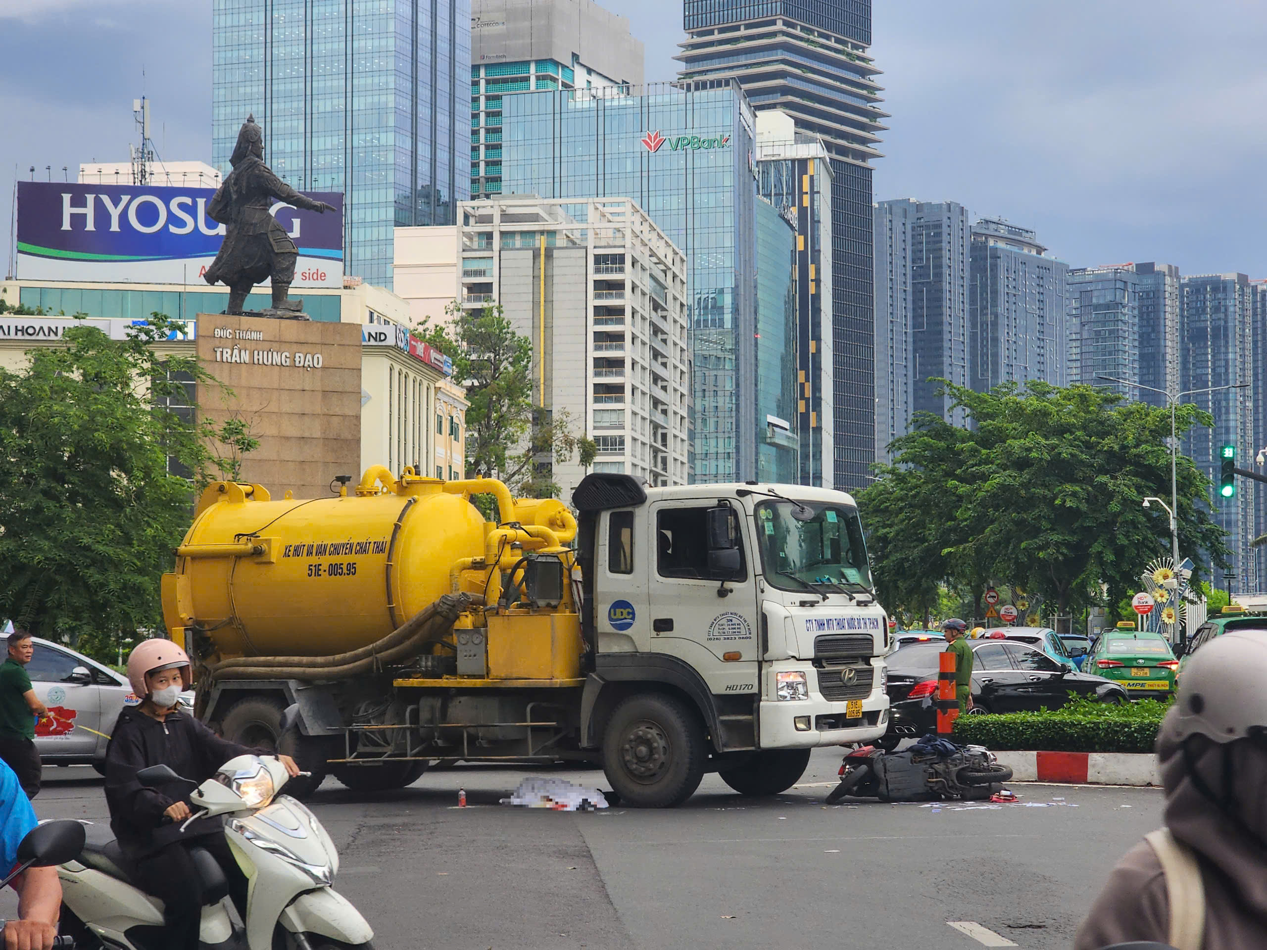 Tai nạn giao thông nghiêm trọng tại vòng xoay Công trường Mê Linh , TP HCM - Ảnh 1.