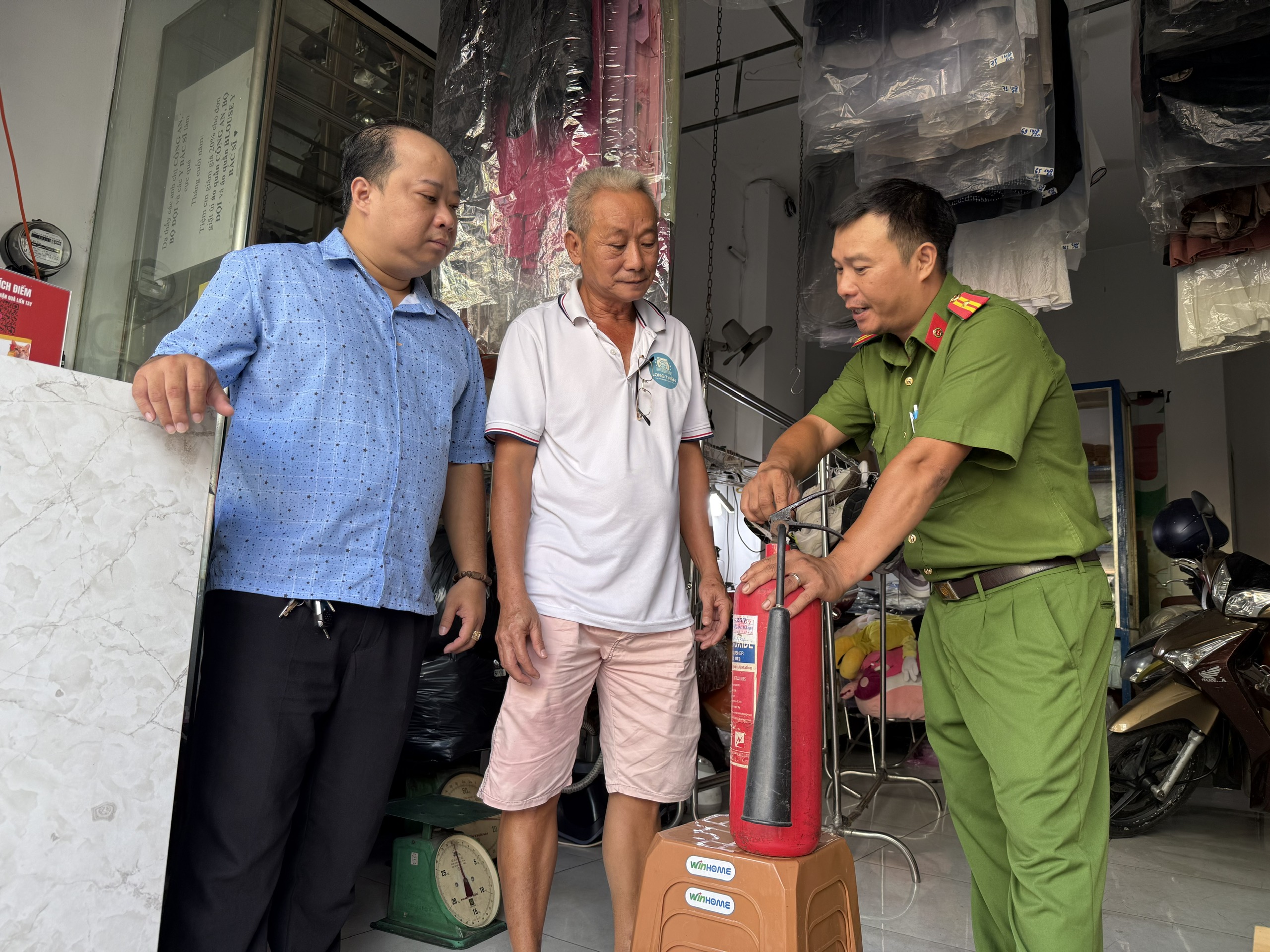 Một phường ở TP HCM mở chiến dịch 30 ng&agrave;y đ&ecirc;m "Đi từng ng&otilde;, g&otilde; từng nh&agrave; - mở lối tho&aacute;t, gỡ hiểm họa" - Ảnh 1.