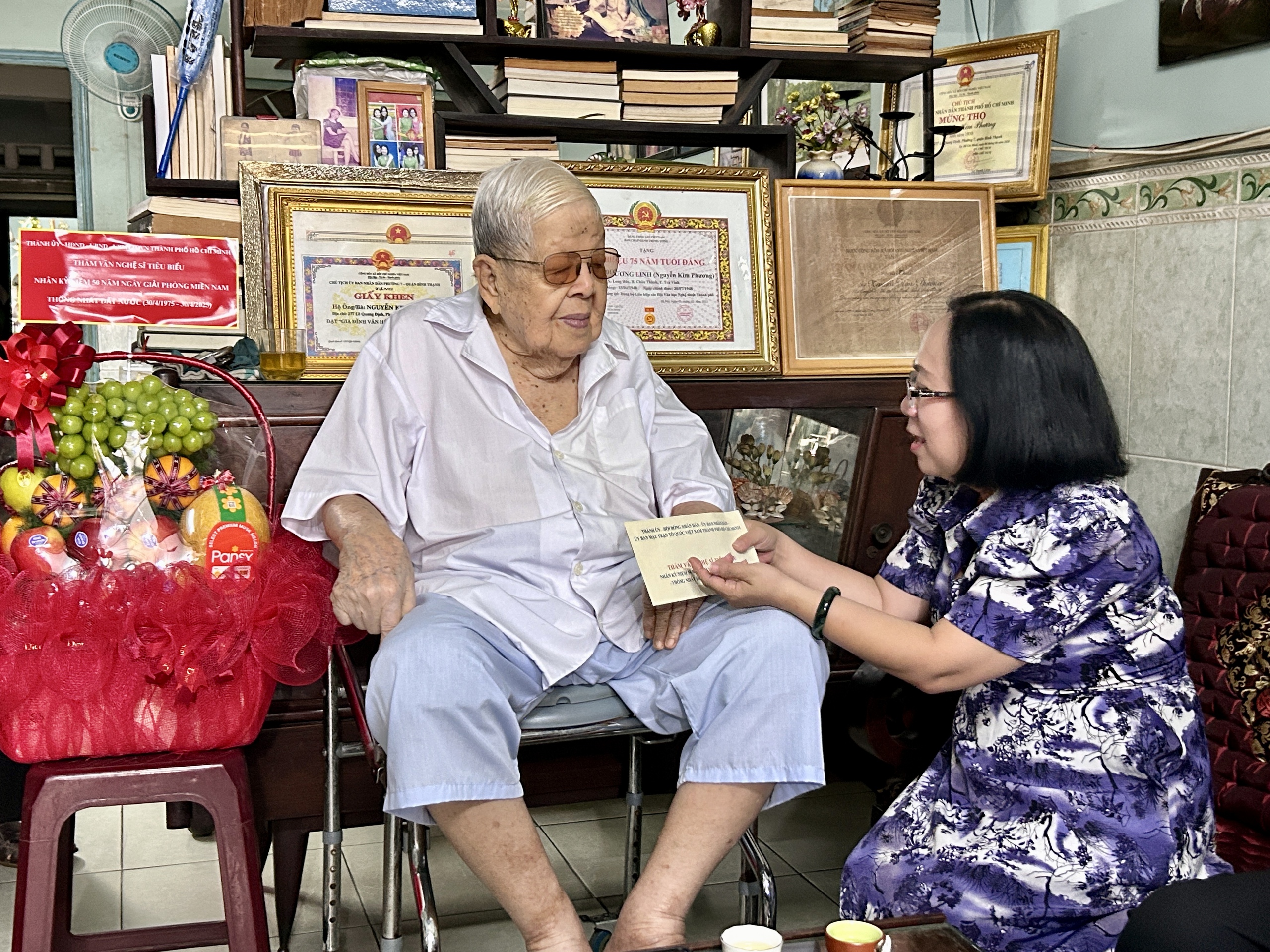 L&atilde;nh đạo TP HCM thăm v&agrave; tri &acirc;n văn nghệ sĩ- Ảnh 2.
