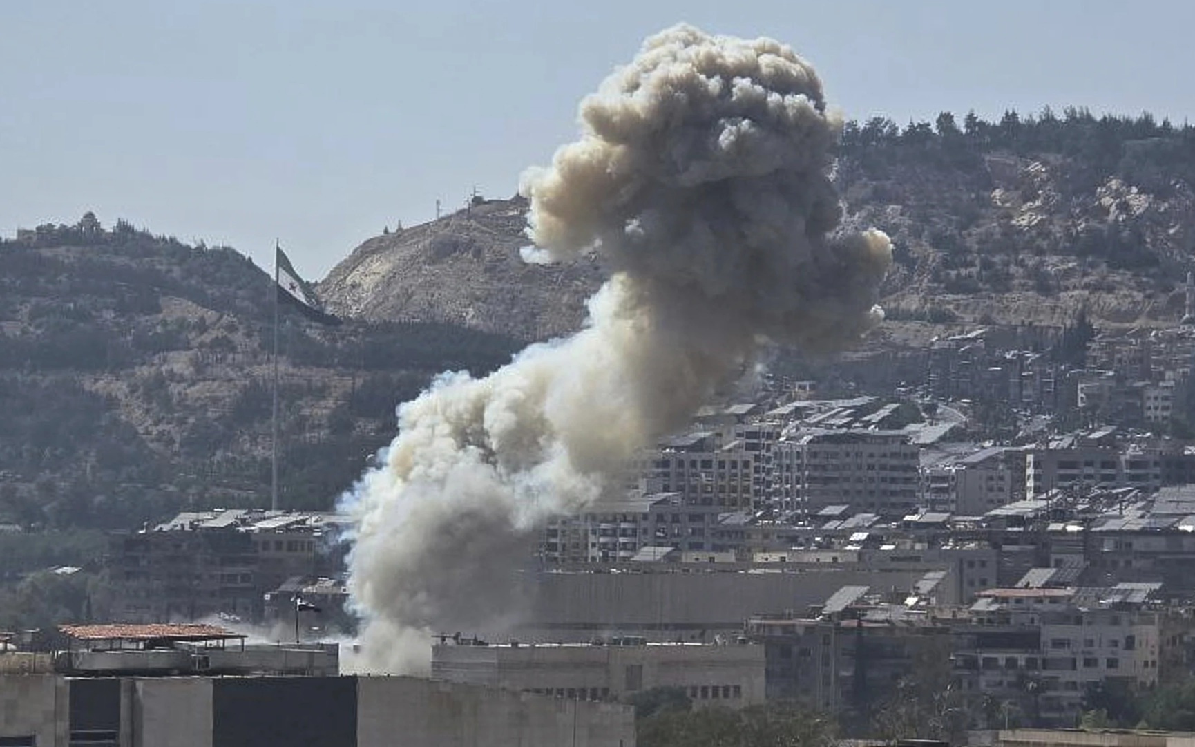 Israel ném bom trụ sở Bộ Quốc phòng Syria