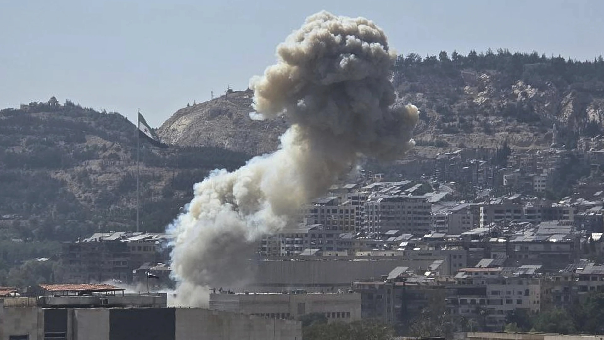 Israel đã ném bom trụ sở Bộ Quốc phòng Syria - Ảnh 1.