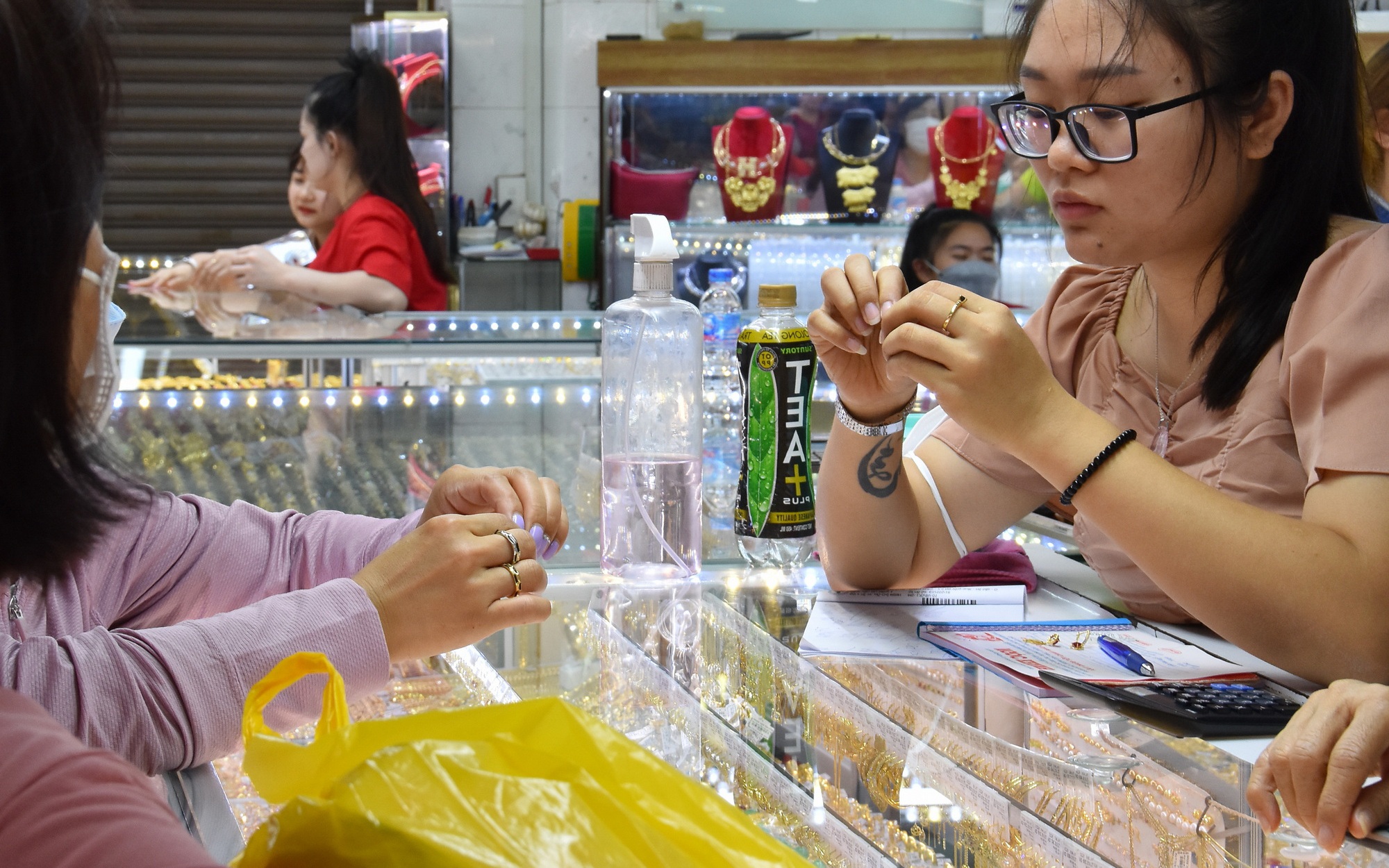 Giá vàng miếng SJC, vàng nhẫn giảm liên tiếp
