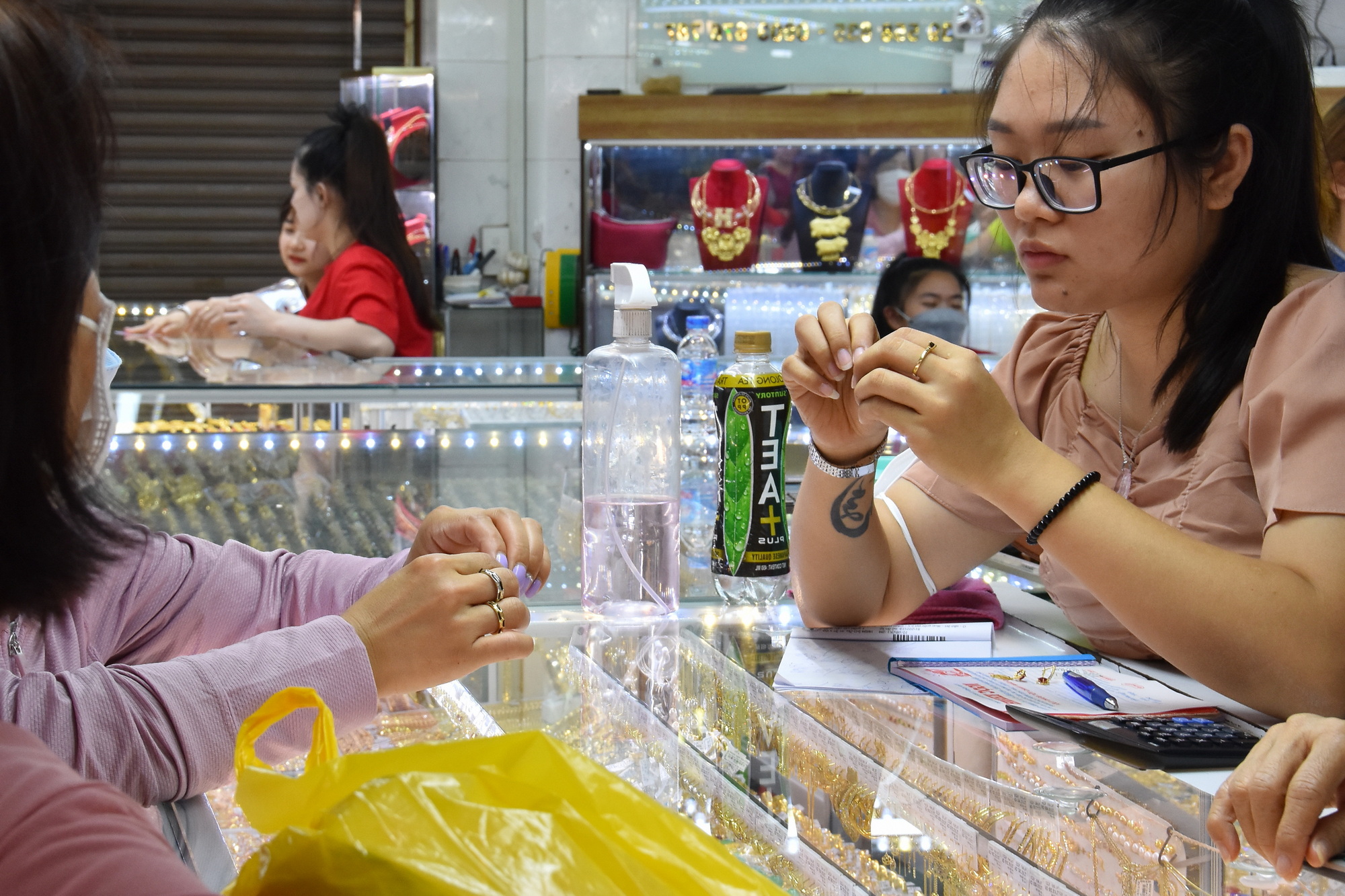 Gi&aacute; v&agrave;ng miếng SJC, v&agrave;ng nhẫn giảm li&ecirc;n tiếp- Ảnh 2.