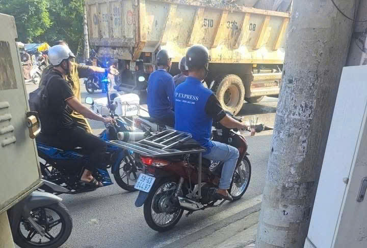 Tai nạn giao th&ocirc;ng nghi&ecirc;m trọng ở TP HCM s&aacute;ng nay l&agrave;m 2 người thương vong - Ảnh 1.