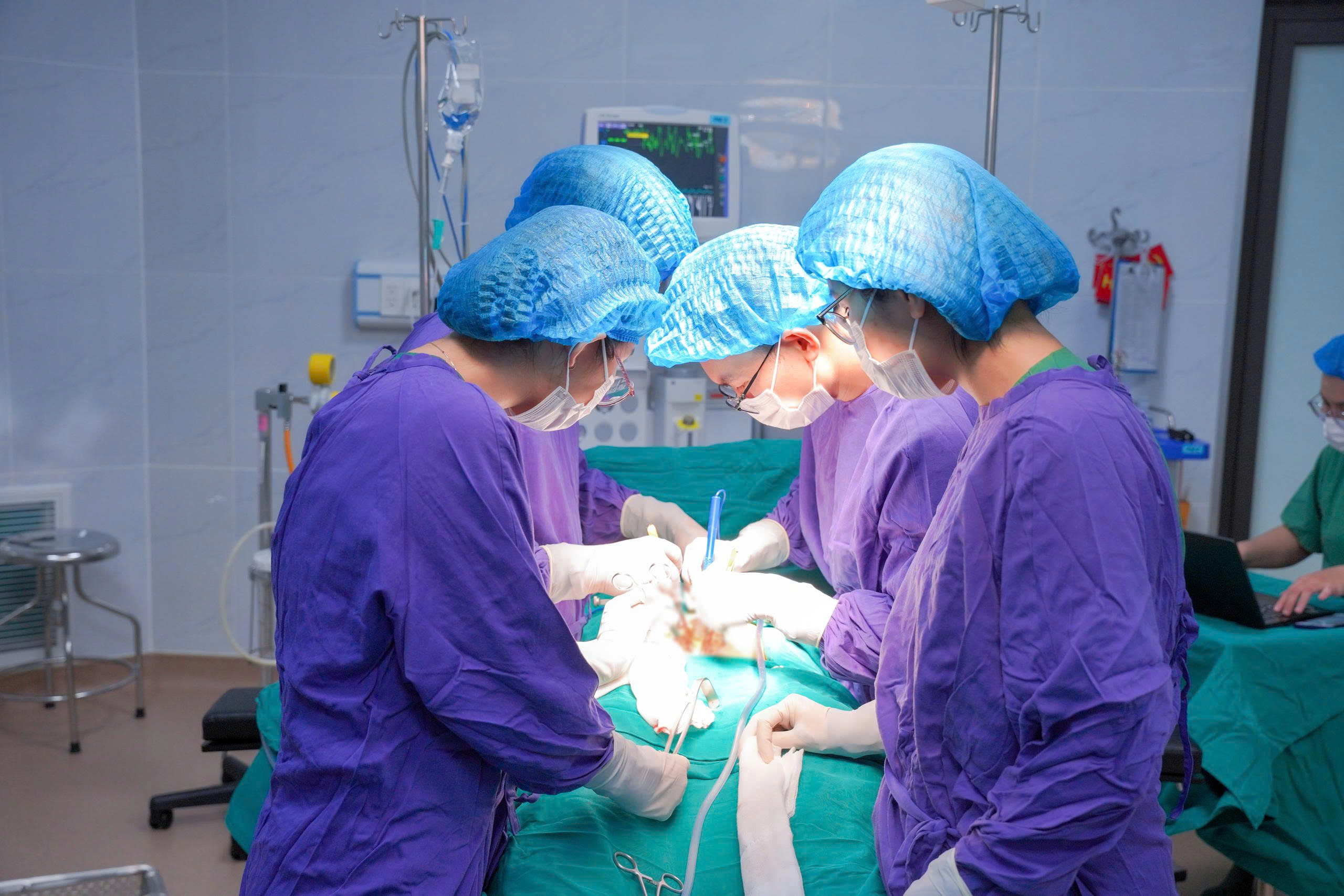 Lấy vi&ecirc;n sỏi b&agrave;ng quang to như quả b&oacute;ng khỏi nữ bệnh nh&acirc;n 36 tuổi - Ảnh 3.