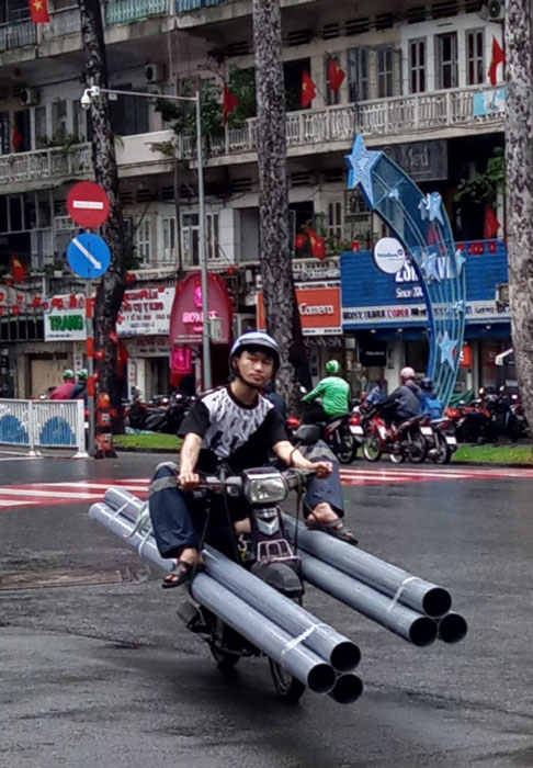"Làm xiếc" trên đường- Ảnh 1.