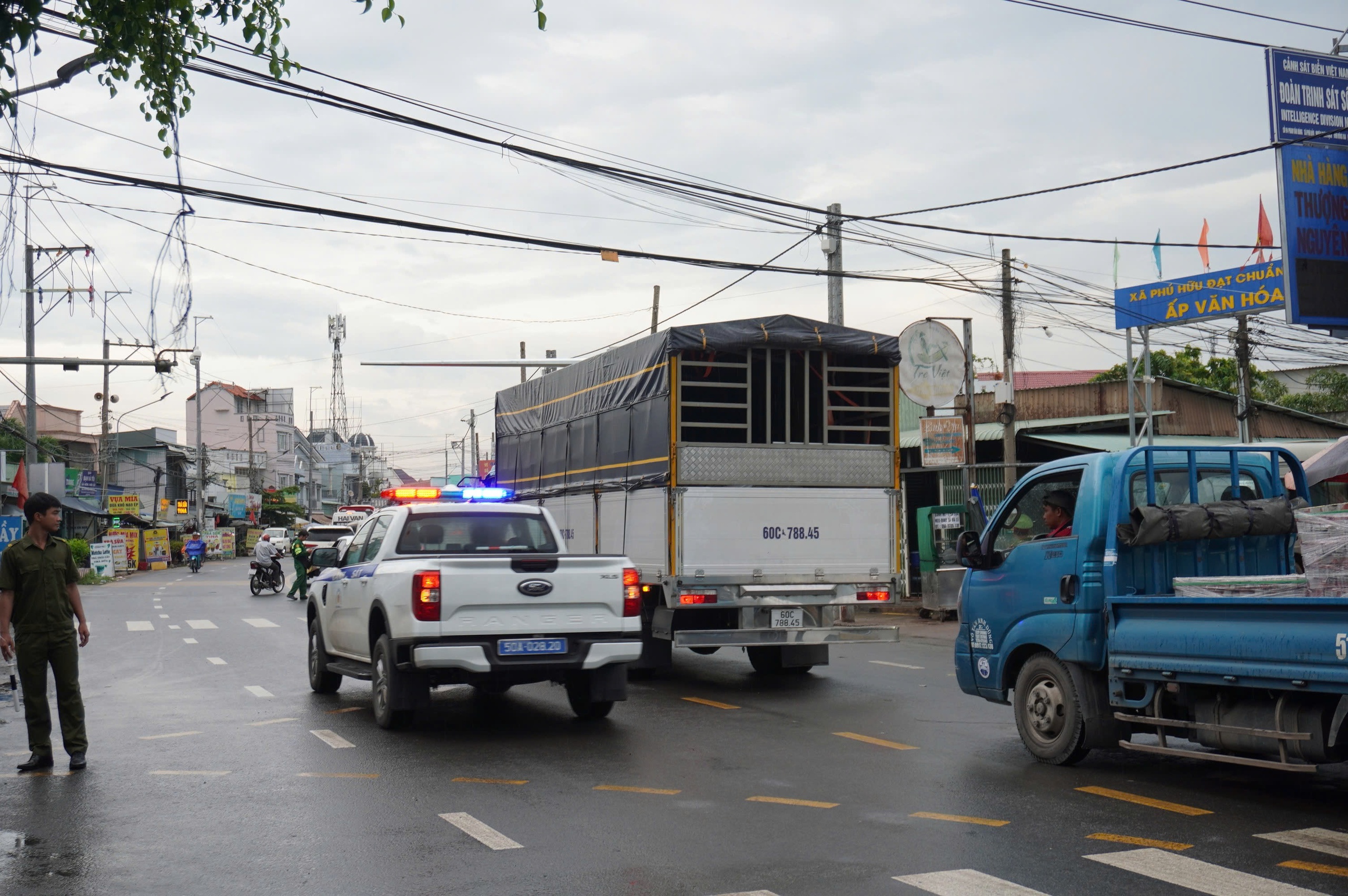 Hướng Đồng Nai đi TP HCM tắc từ s&aacute;ng tới chiều, nh&acirc;n vi&ecirc;n ph&agrave; C&aacute;t L&aacute;i đi xa v&agrave;i trăm m&eacute;t để b&aacute;n v&eacute;- Ảnh 2.