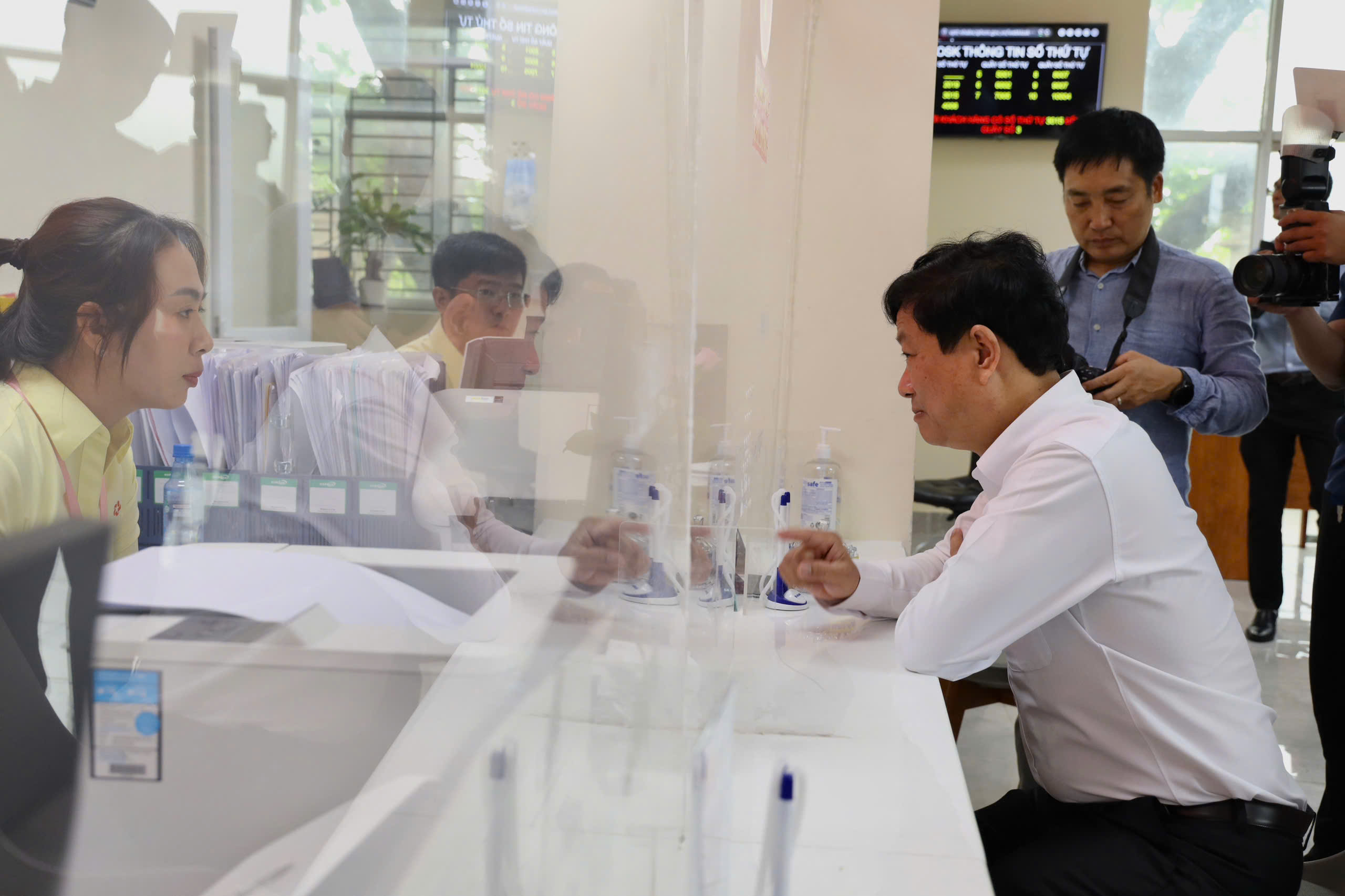TP HCM: L&atilde;nh đạo x&atilde; Nh&agrave; B&egrave; trực chiến thủ tục h&agrave;nh ch&iacute;nh , d&acirc;n h&agrave;i l&ograve;ng - Ảnh 3.