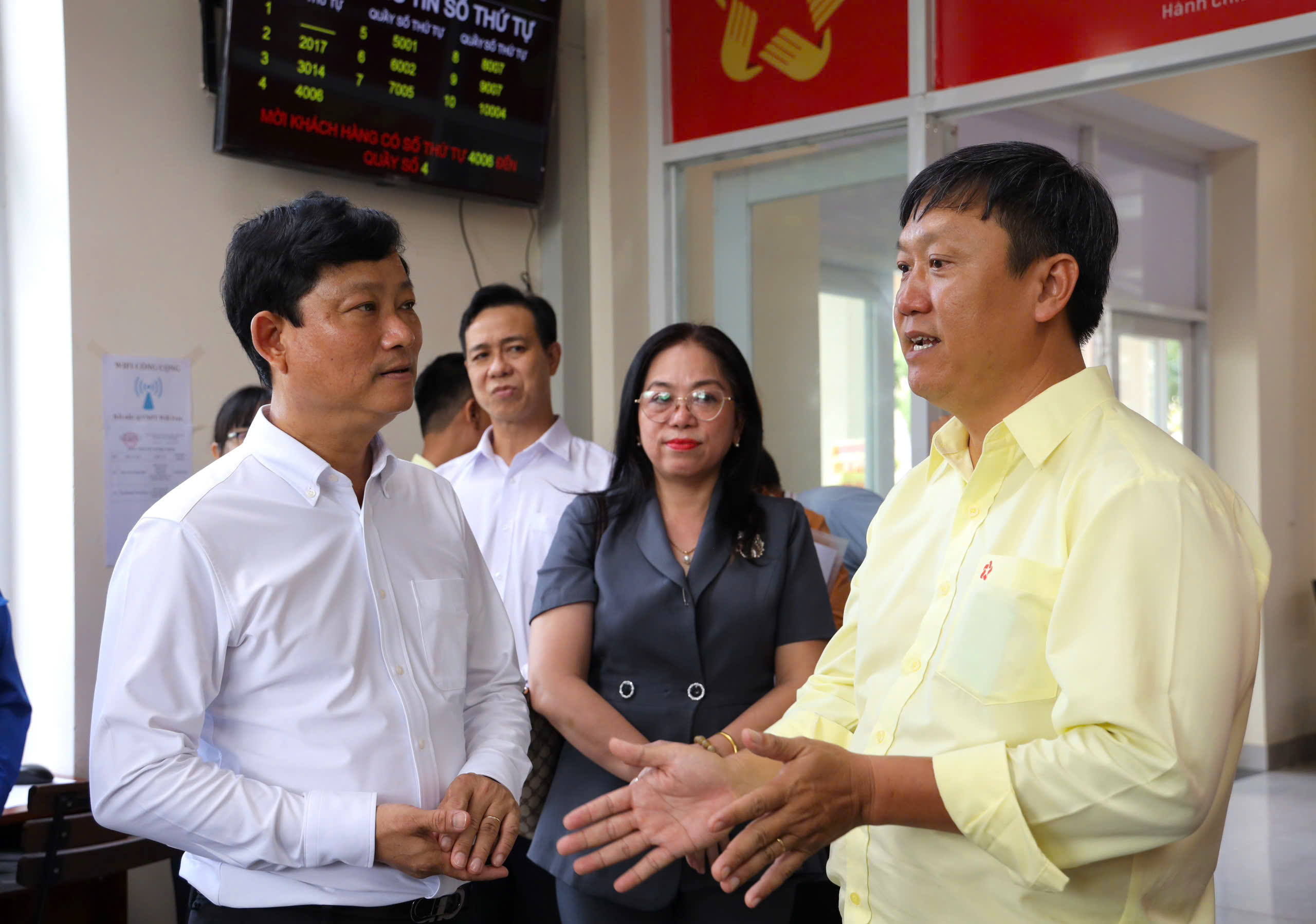 TP HCM: L&atilde;nh đạo x&atilde; Nh&agrave; B&egrave; trực chiến thủ tục h&agrave;nh ch&iacute;nh , d&acirc;n h&agrave;i l&ograve;ng - Ảnh 1.