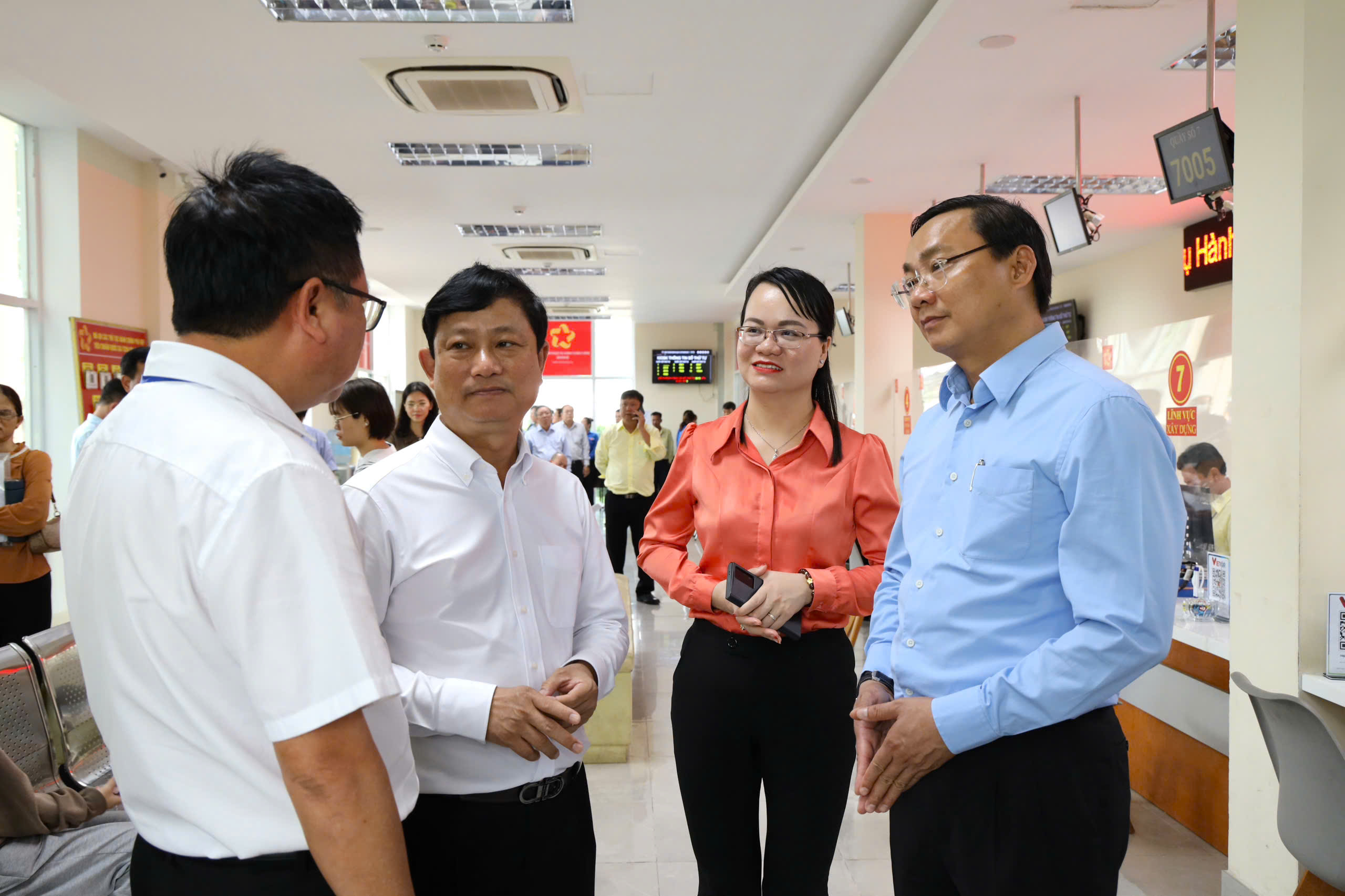 TP HCM: L&atilde;nh đạo x&atilde; Nh&agrave; B&egrave; trực chiến thủ tục h&agrave;nh ch&iacute;nh , d&acirc;n h&agrave;i l&ograve;ng - Ảnh 2.