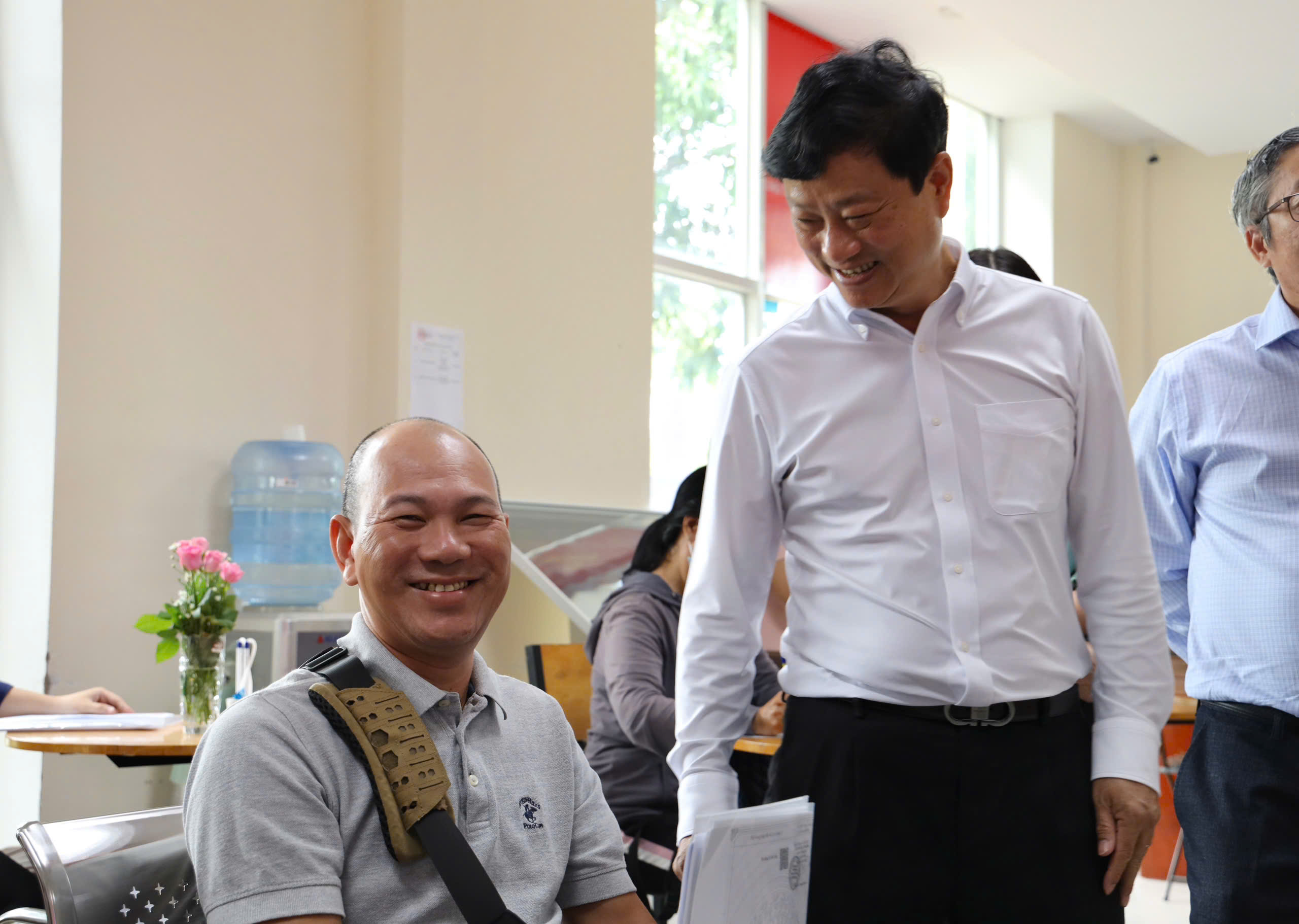 TP HCM: L&atilde;nh đạo x&atilde; Nh&agrave; B&egrave; trực chiến thủ tục h&agrave;nh ch&iacute;nh , d&acirc;n h&agrave;i l&ograve;ng - Ảnh 4.