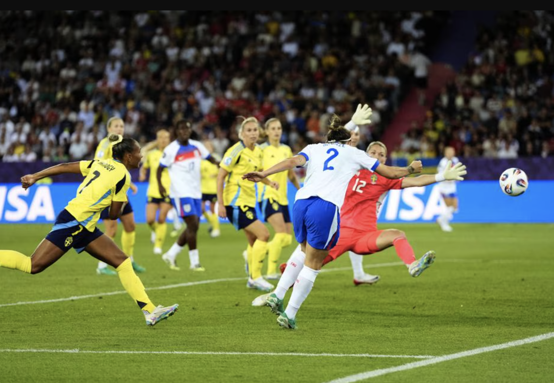 Euro 2025: Ngược d&ograve;ng ngoạn mục, tuyển nữ Anh thắng nghẹt thở Thụy Điển ở tứ kết - Ảnh 3.