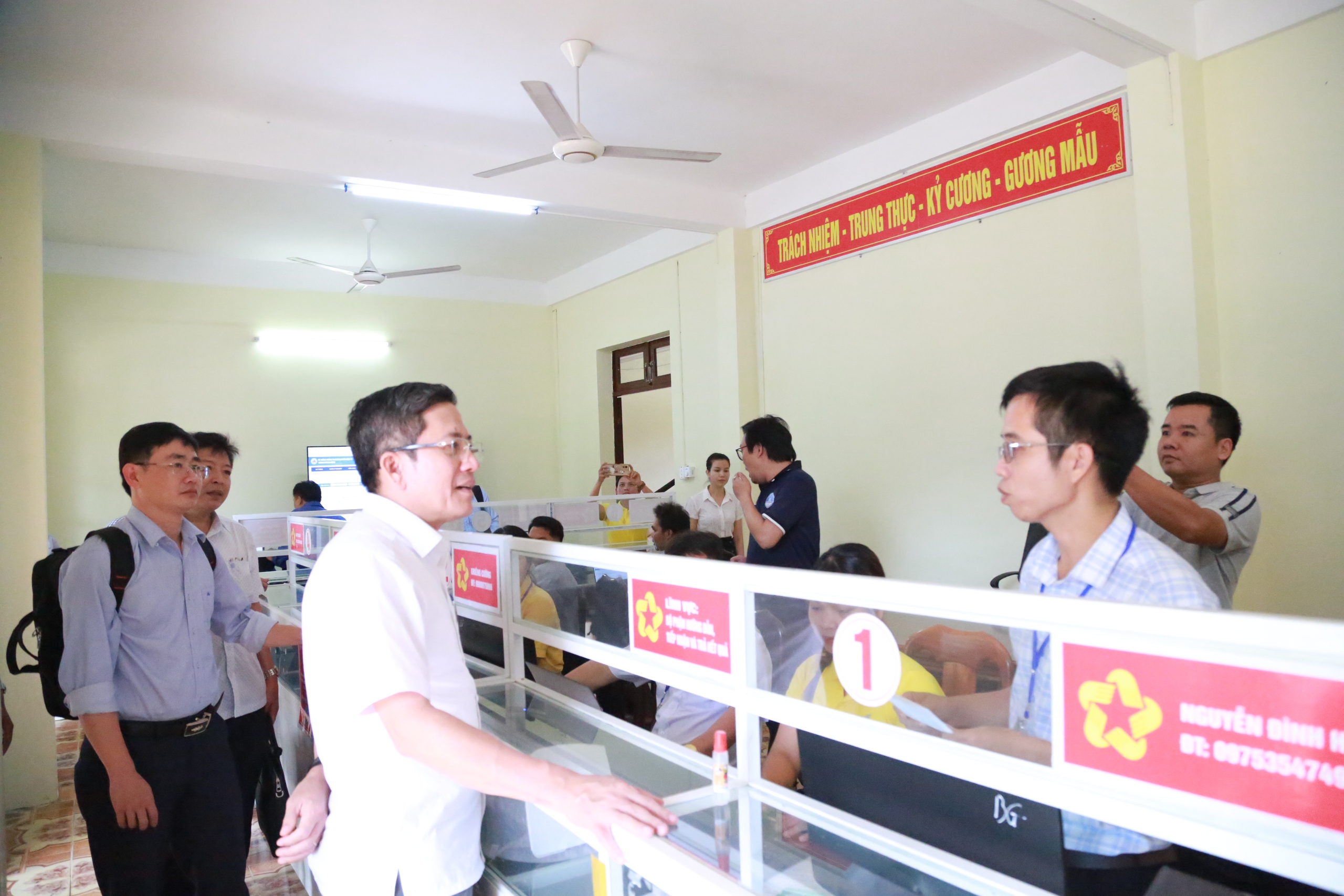Lý do hồ sơ quá hạn tại Đà Nẵng: Hệ thống trục trặc và cán bộ làm việc muộn - Ảnh 3.