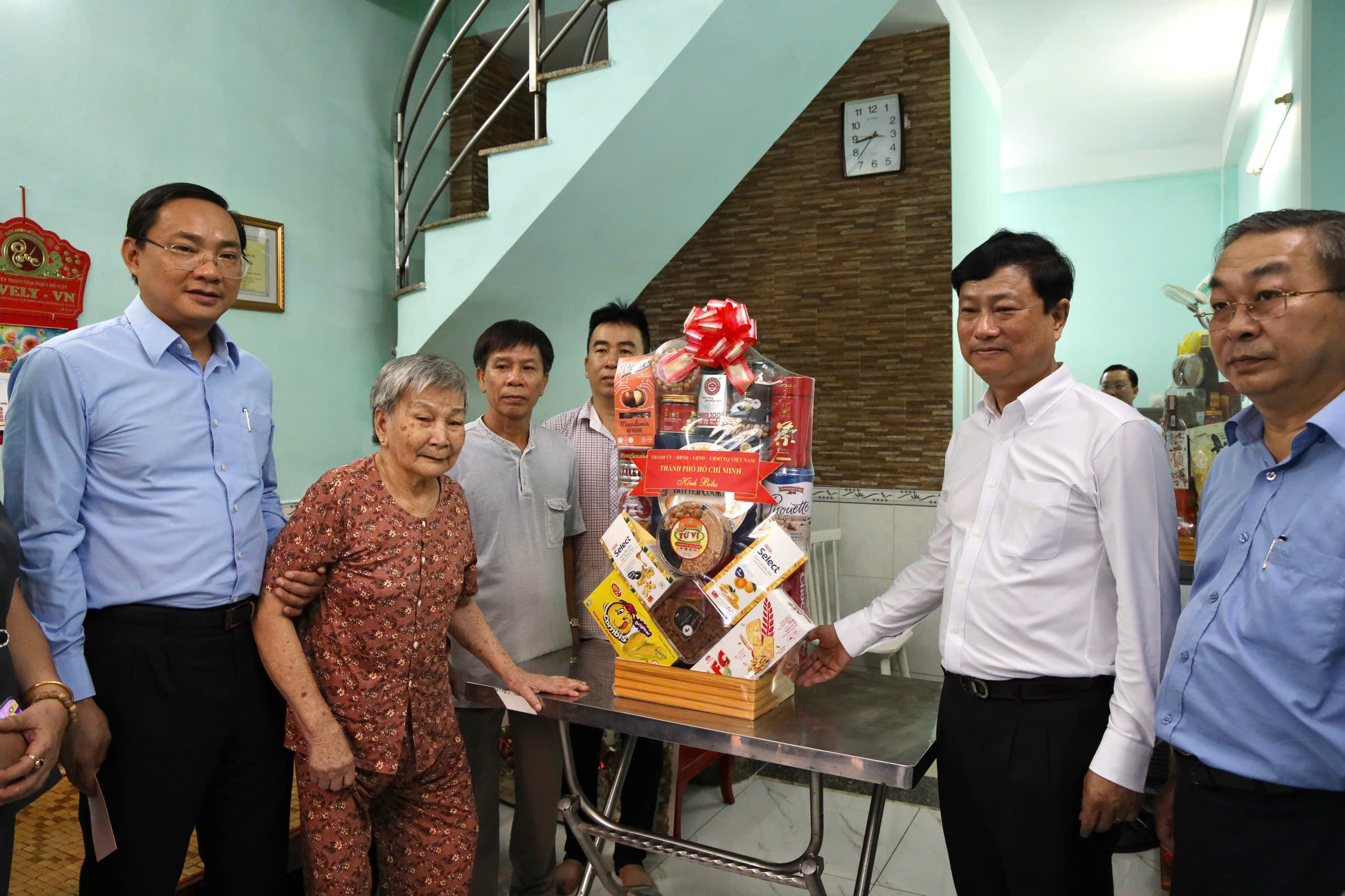 Chủ tịch HĐND TP HCM Võ Văn Minh thăm gia đình liệt sĩ tại Nhà Bè - Ảnh 1.