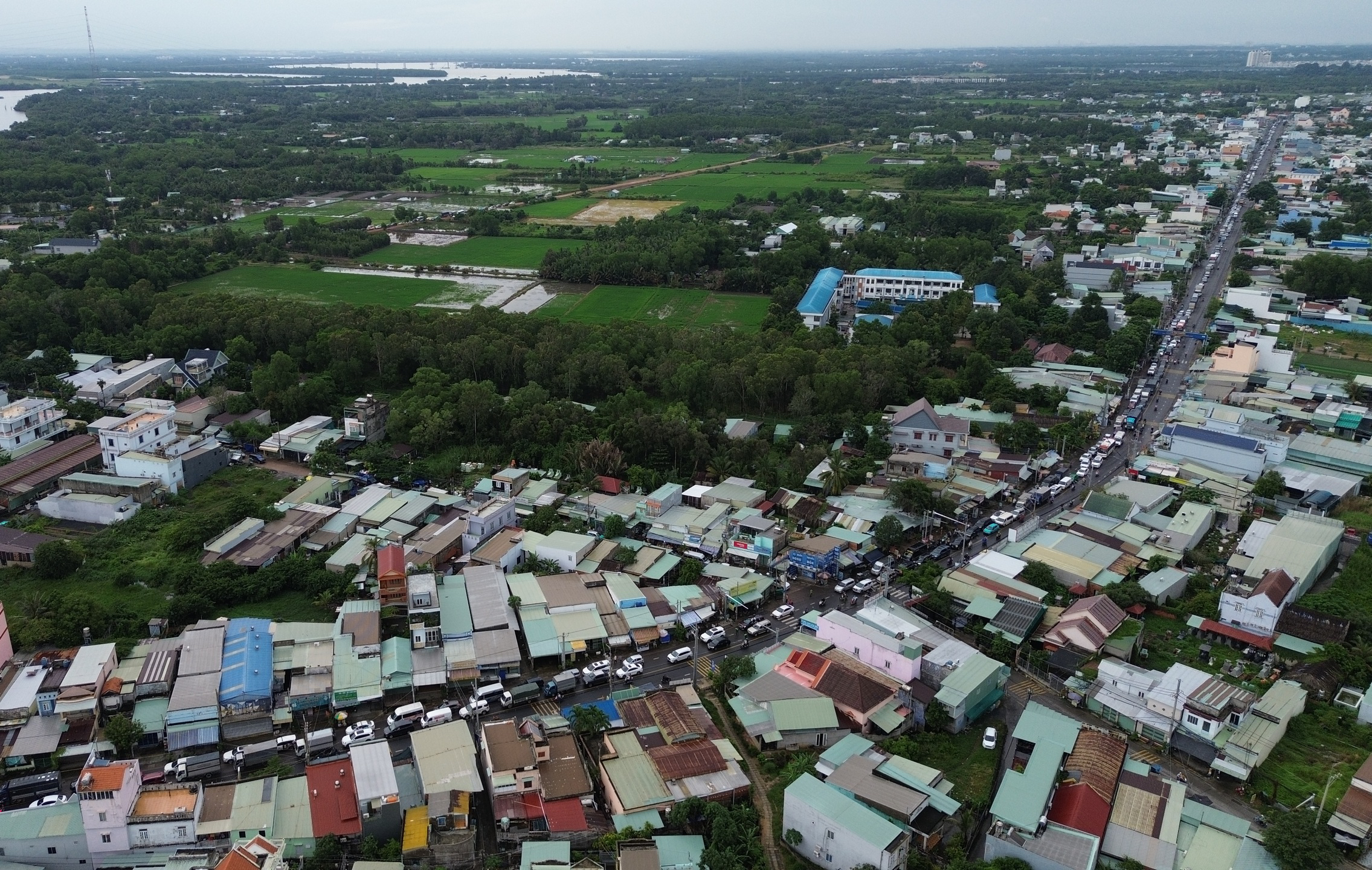 Hướng Đồng Nai đi TP HCM tắc từ s&aacute;ng tới chiều, nh&acirc;n vi&ecirc;n ph&agrave; C&aacute;t L&aacute;i đi xa v&agrave;i trăm m&eacute;t để b&aacute;n v&eacute;- Ảnh 4.
