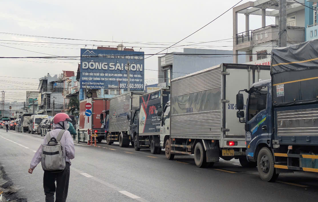 Hướng Đồng Nai đi TP HCM tắc từ s&aacute;ng tới chiều, nh&acirc;n vi&ecirc;n ph&agrave; C&aacute;t L&aacute;i đi xa v&agrave;i trăm m&eacute;t để b&aacute;n v&eacute;- Ảnh 6.