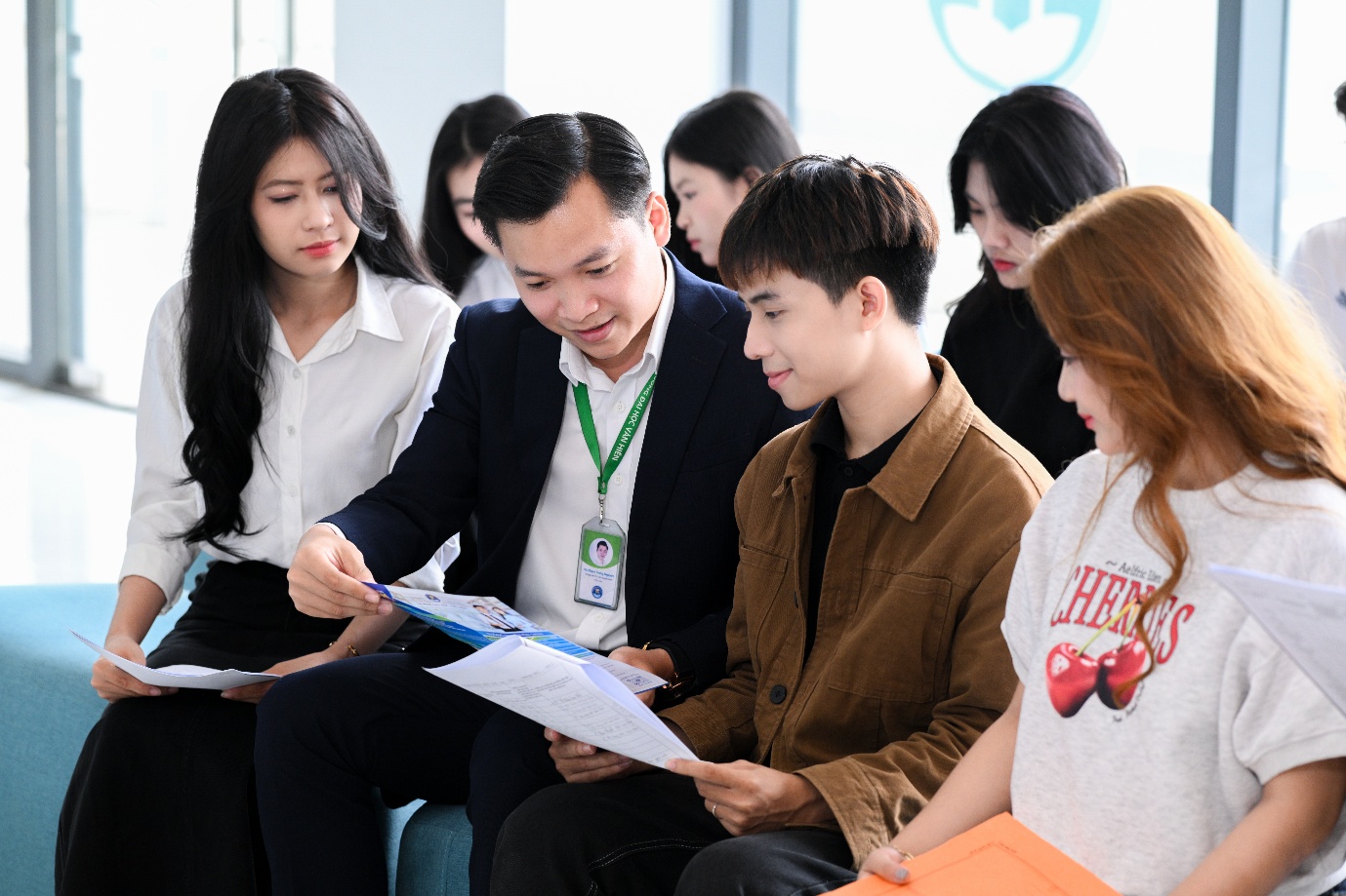 Trường ĐH Văn Hiến c&ocirc;ng bố điểm s&agrave;n x&eacute;t tuyển năm 2025 v&agrave; ch&iacute;nh s&aacute;ch hỗ trợ l&ecirc;n đến 60% học ph&iacute; HK1- Ảnh 2.