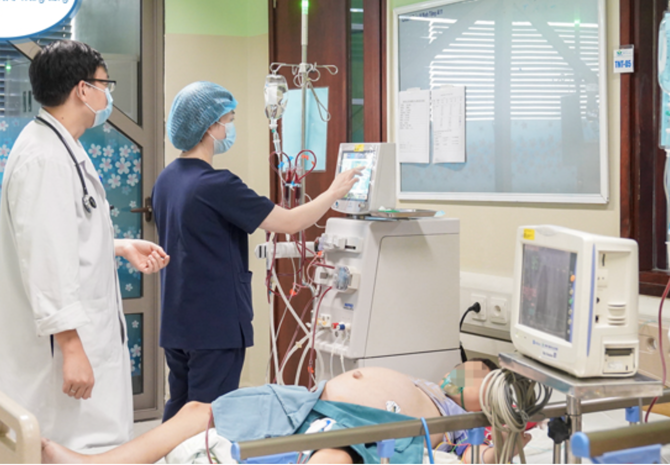 B&eacute; trai 13 tuổi nguy kịch v&igrave; d&ugrave;ng thuốc nam kh&ocirc;ng r&otilde; nguồn gốc - Ảnh 1.