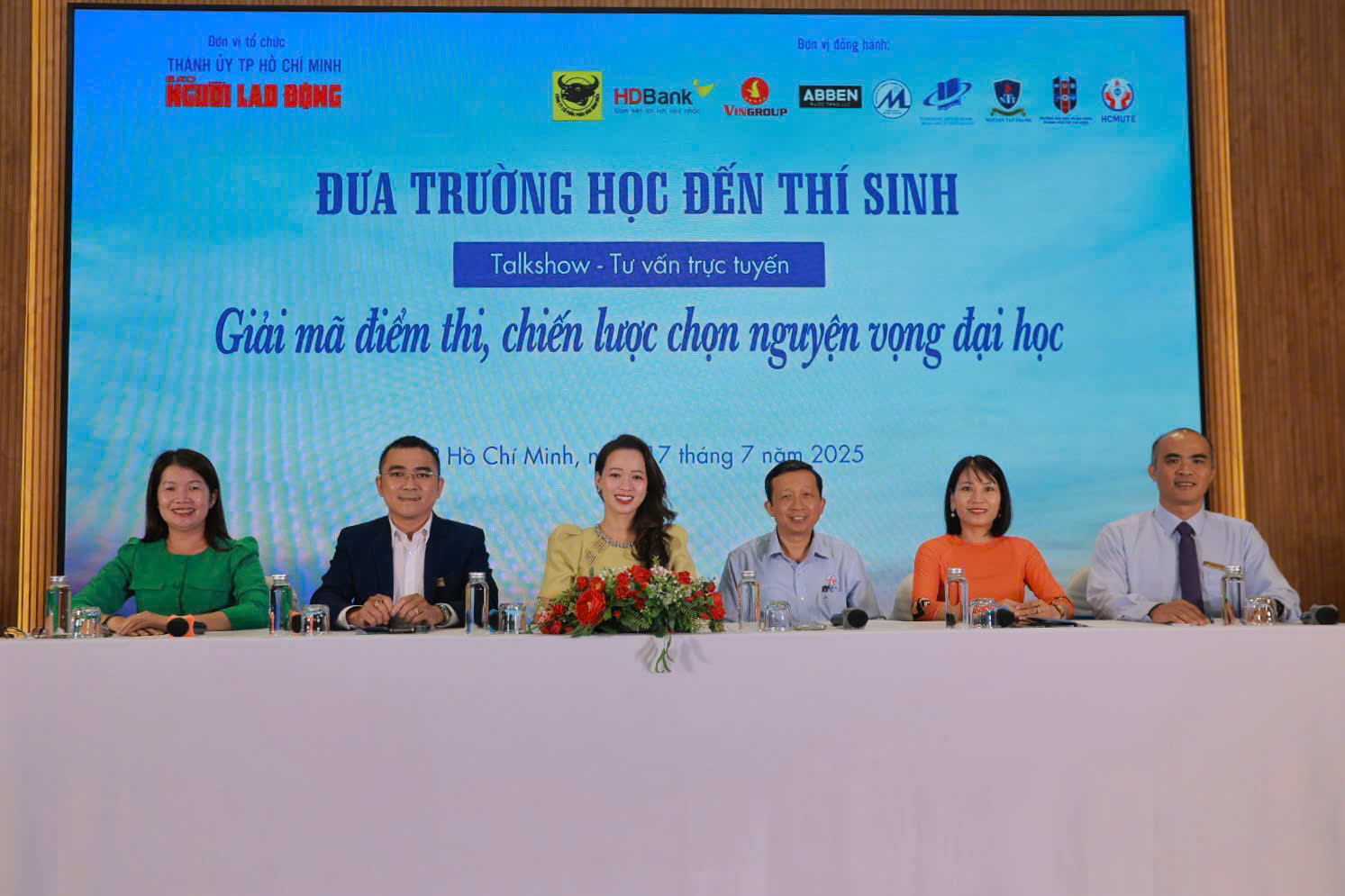 Đang giải đ&aacute;p "n&oacute;ng" về điểm thi, chọn nguyện vọng ĐH - Ảnh 1.