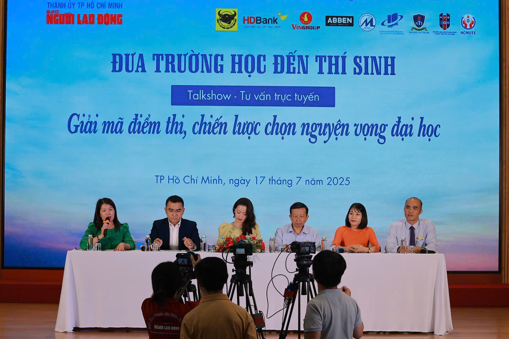 Đang giải đ&aacute;p "n&oacute;ng" về điểm thi, chọn nguyện vọng ĐH - Ảnh 9.