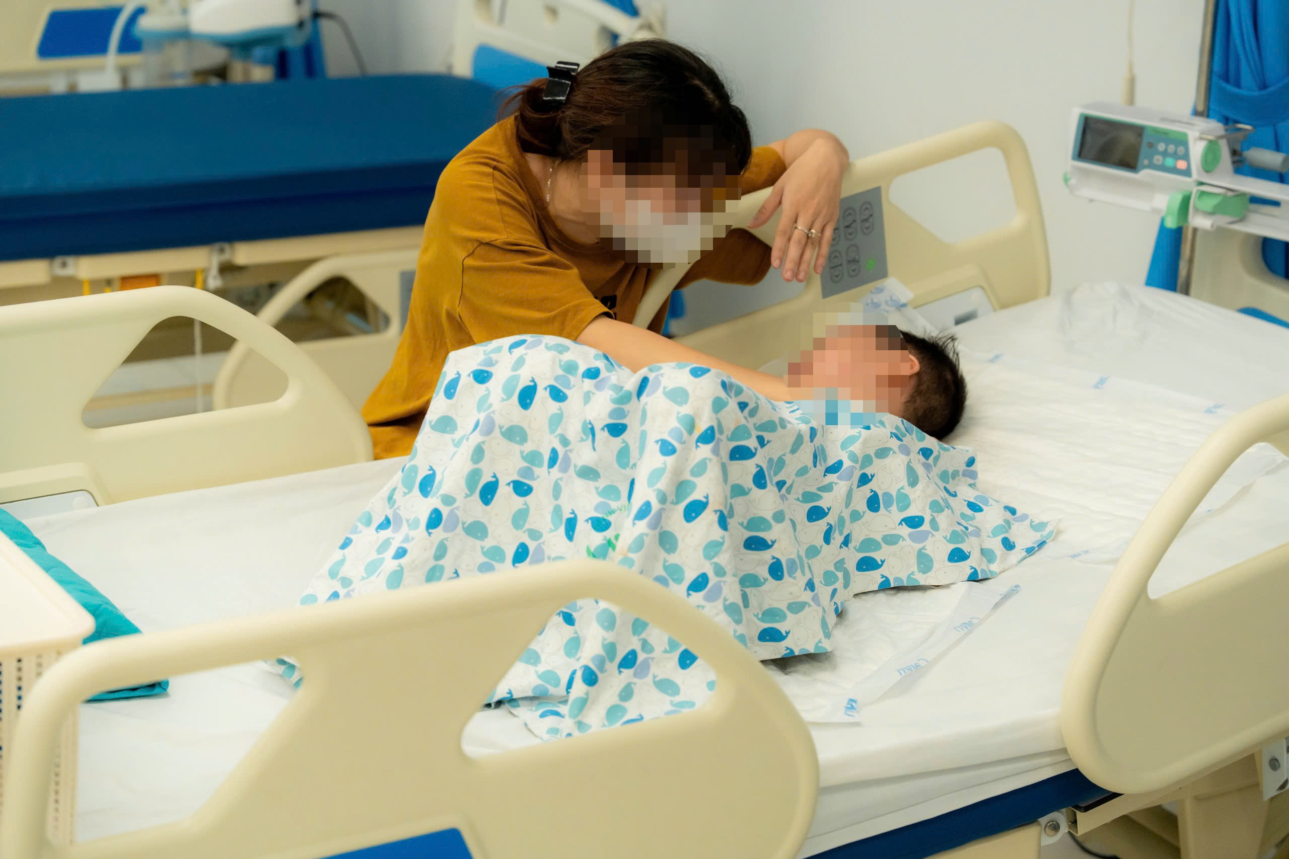 Hai anh em nhỏ tuổi nguy kịch sau vụ đâm xe liên hoàn ở Hà Nội - Ảnh 1.