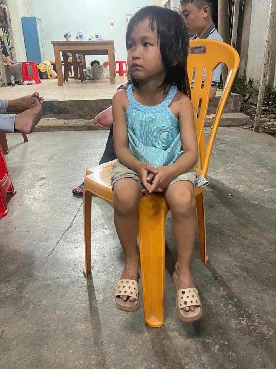 B&eacute; 5 tuổi đi lạc 8 ng&agrave;y đ&atilde; c&oacute; người đến nhận l&agrave; c&ocirc; ruột - Ảnh 1.