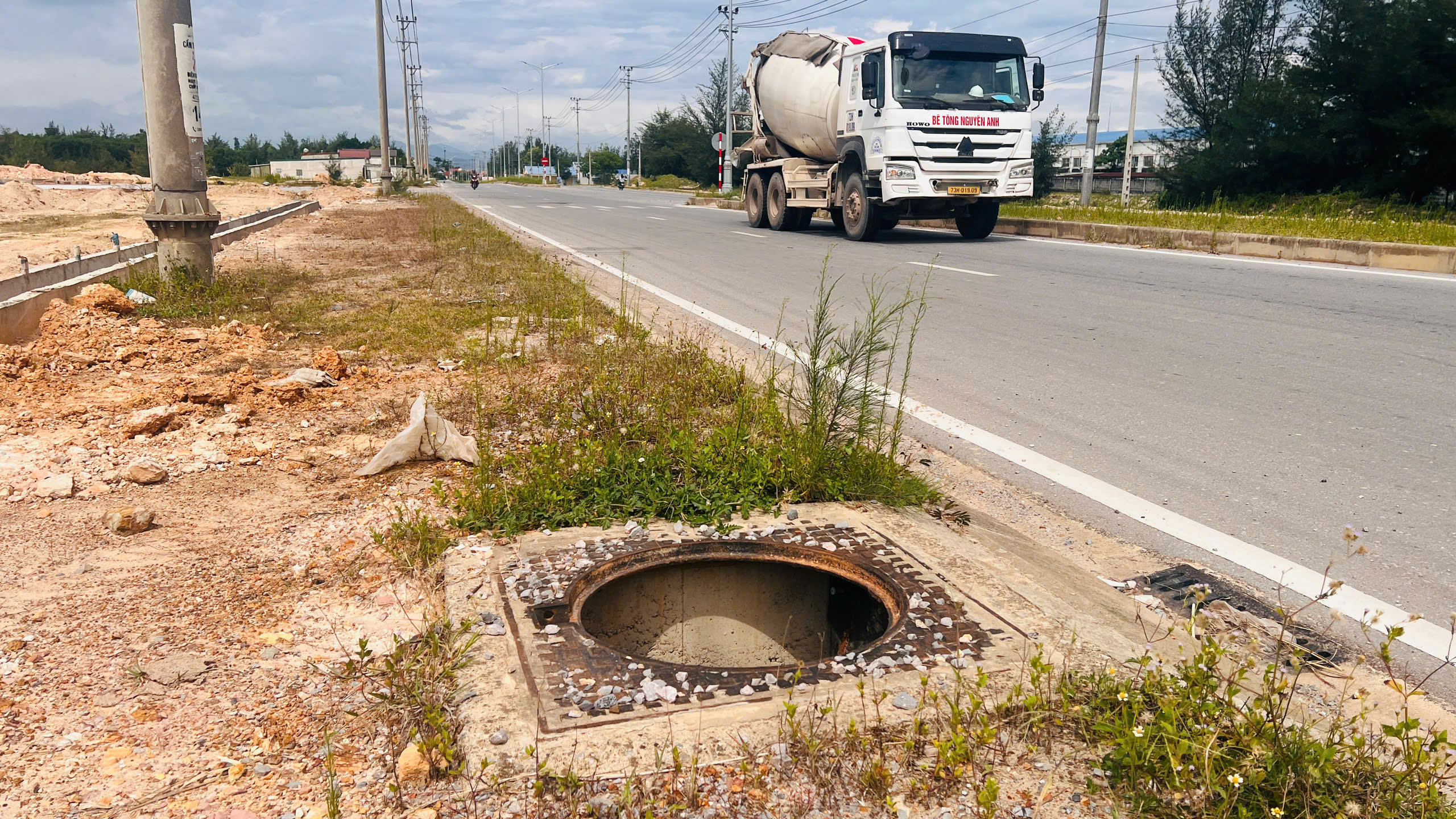 Điều kỳ lạ mất nắp hố ga trên đường 210 tỉ đồng ở Quảng Trị - Ảnh 1.