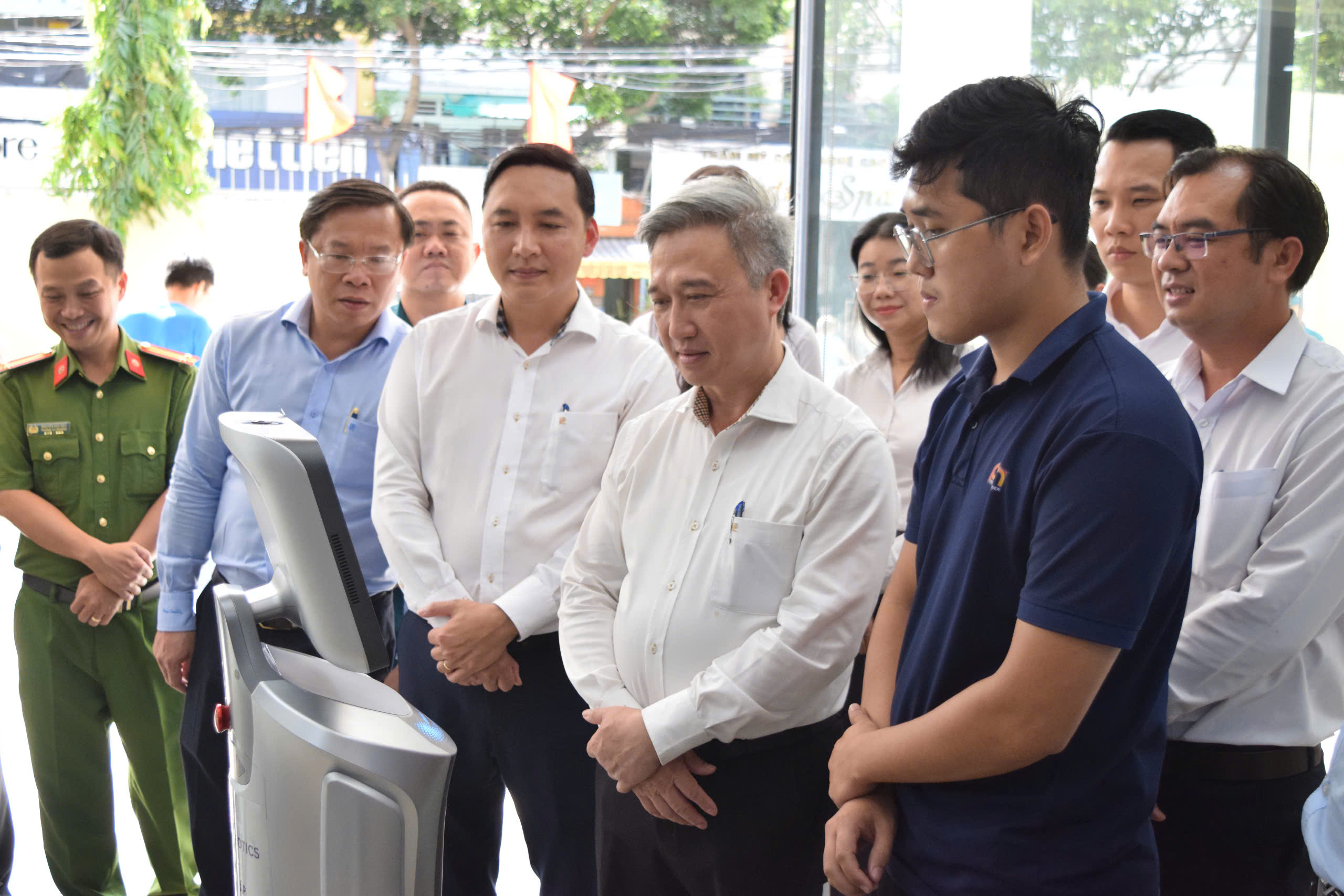 Lãnh đạo TP HCM khen phường Thủ Đức đưa robot vào phục vụ người dân- Ảnh 1.