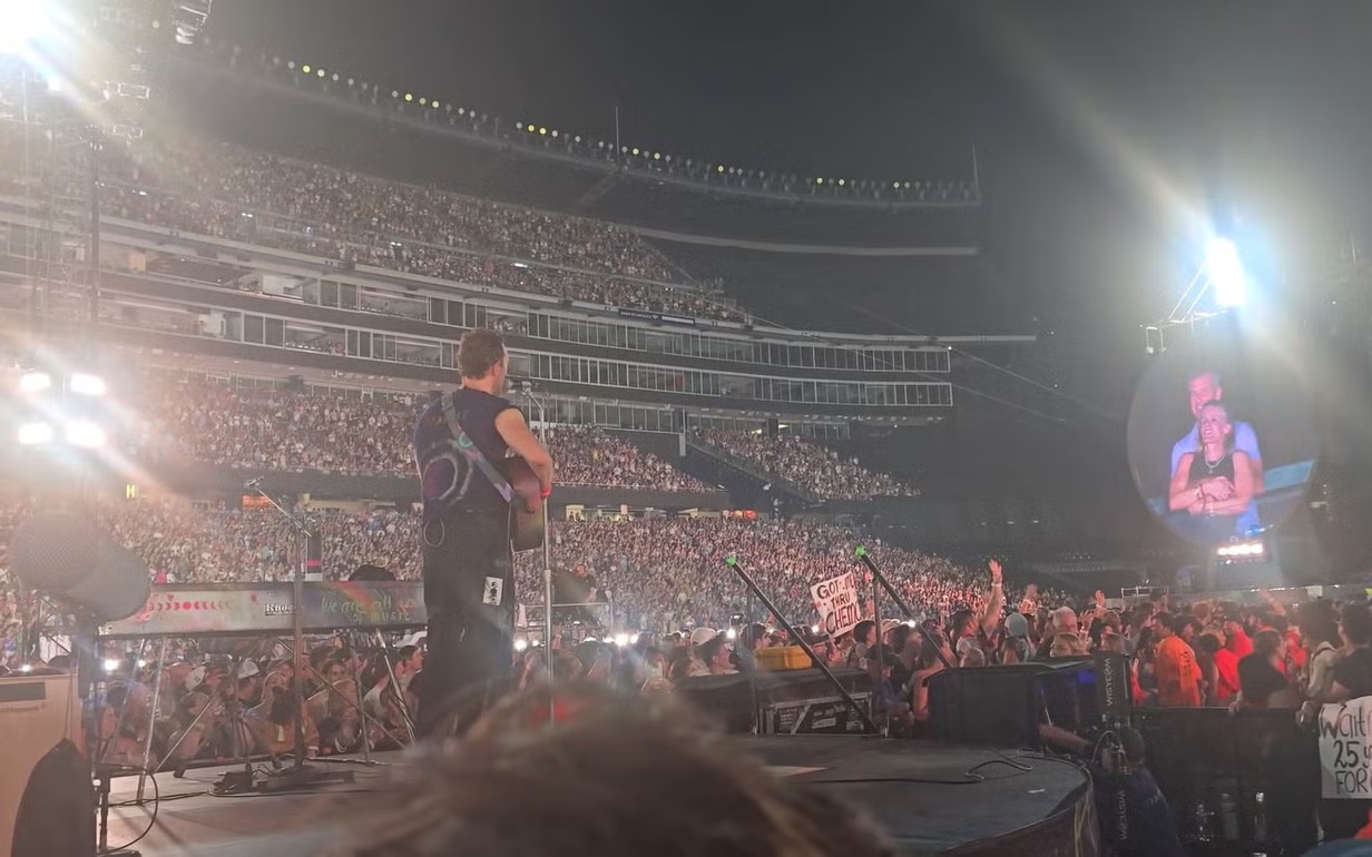 Ồn ào nghi vấn lộ ngoại tình khi xem đêm nhạc Coldplay