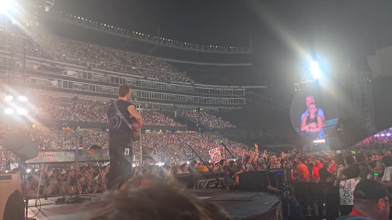 Ồn ào nghi vấn lộ ngoại tình khi xem đêm nhạc Coldplay- Ảnh 3.