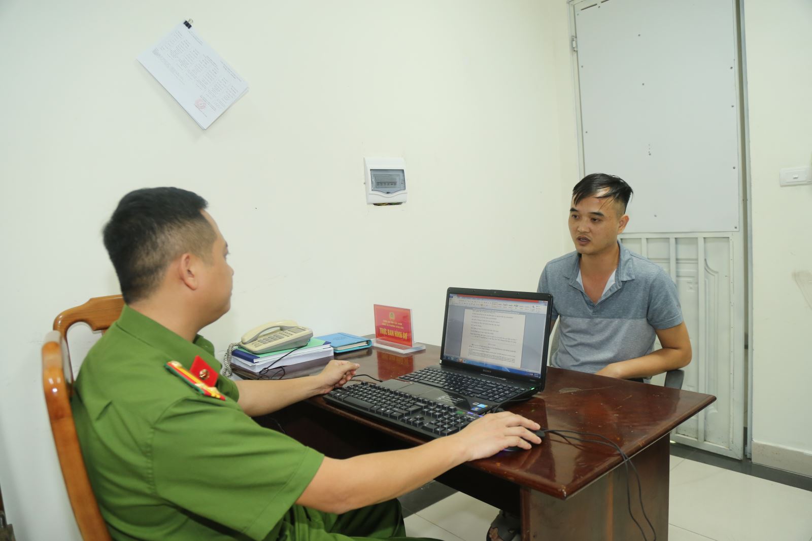 Chạy xe ngược chiều, người đ&agrave;n &ocirc;ng c&ograve;n đ&aacute;nh người giữa phố- Ảnh 2.